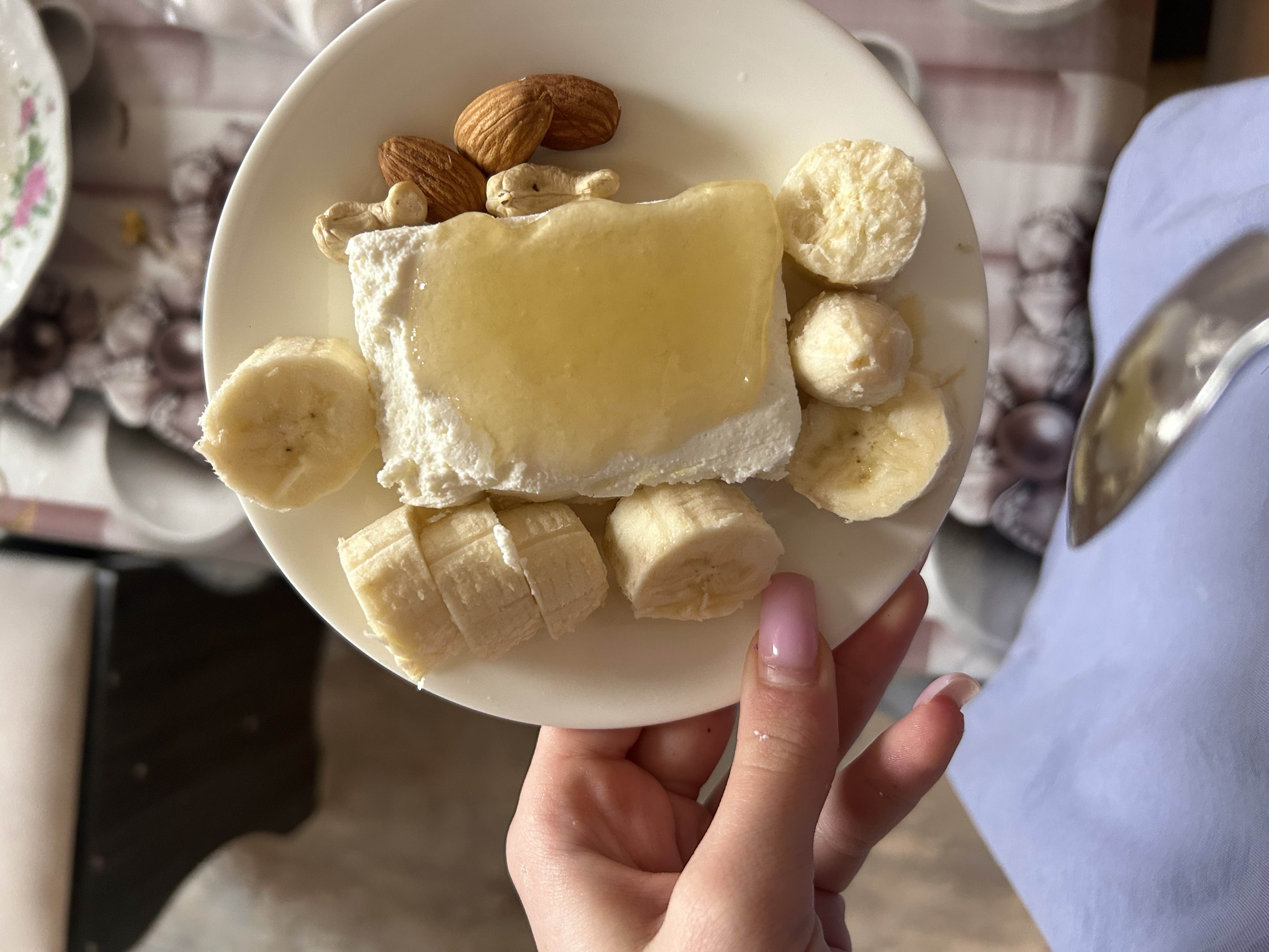 Творог с бананом и орехами