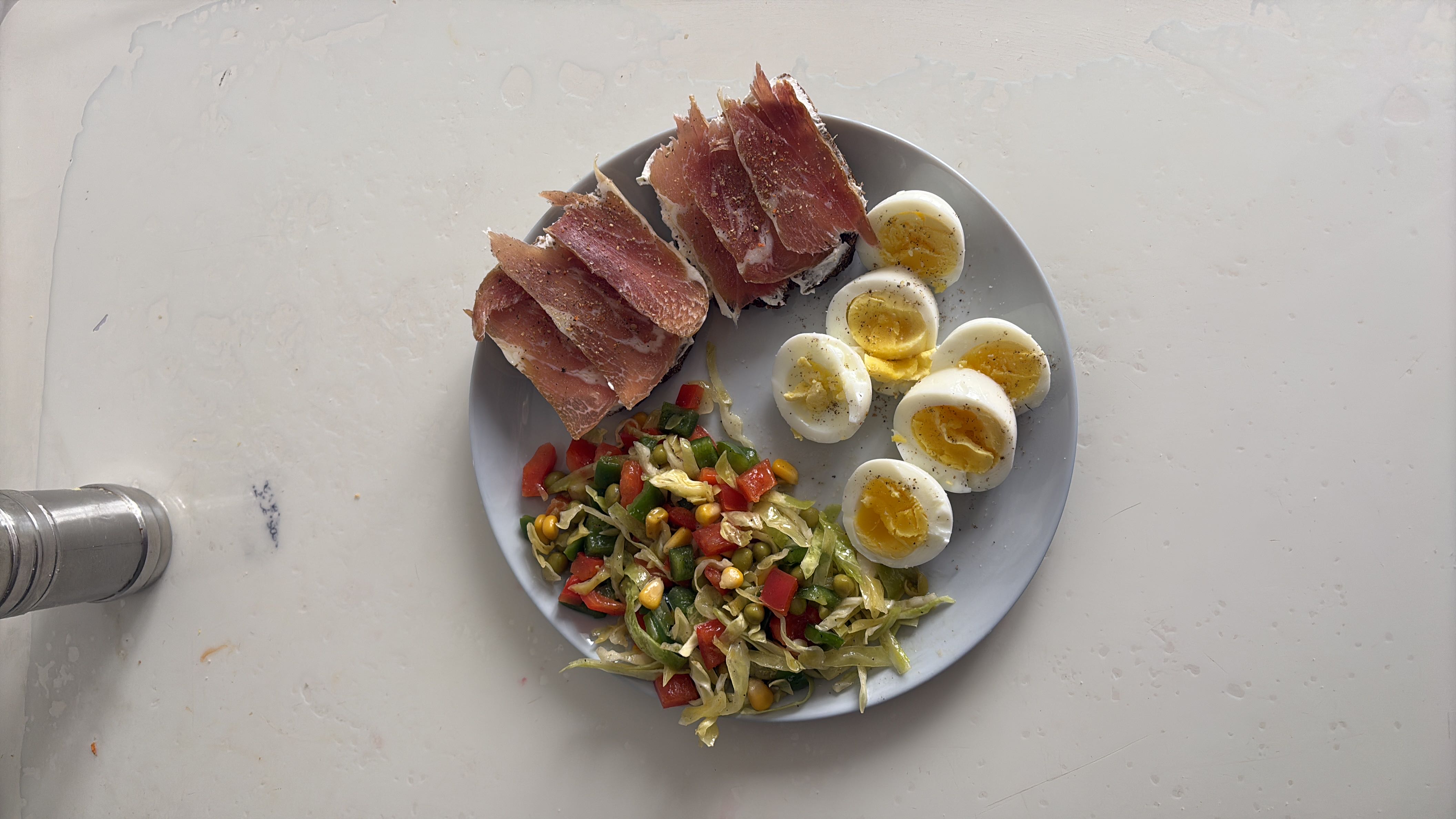 Яйца с салатом и ветчиной