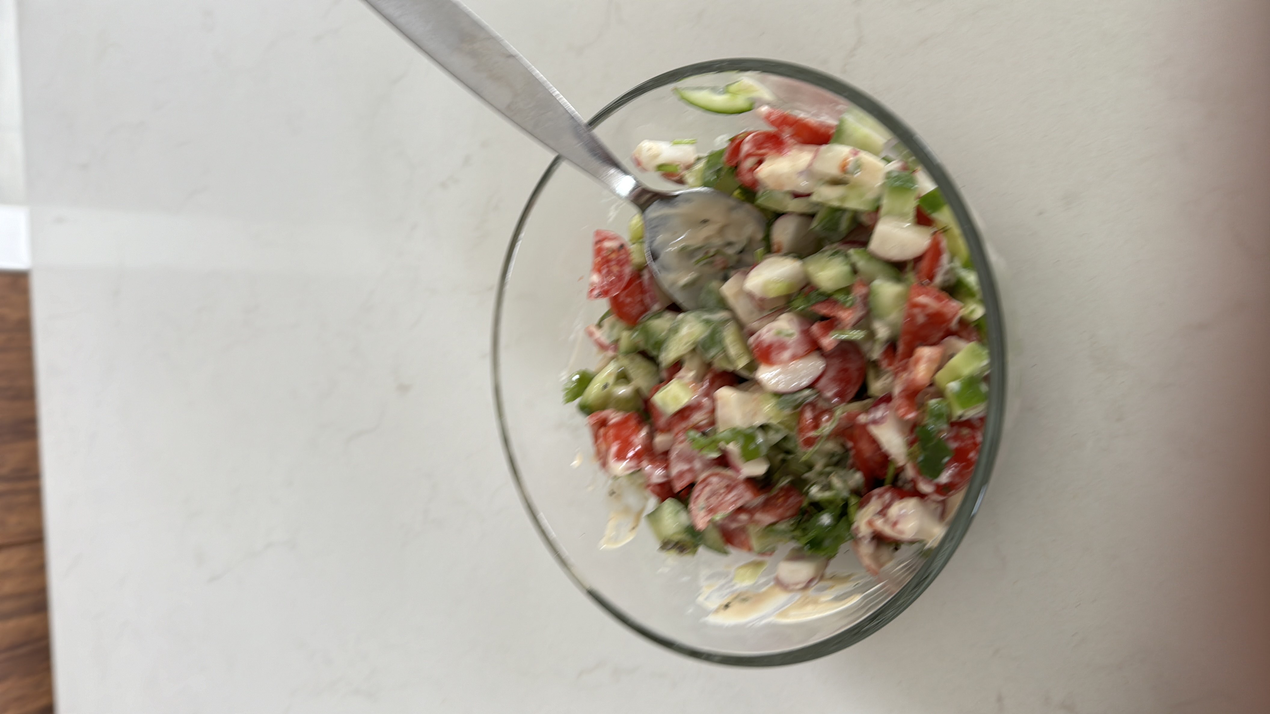 סלט ירקות עם גבינה