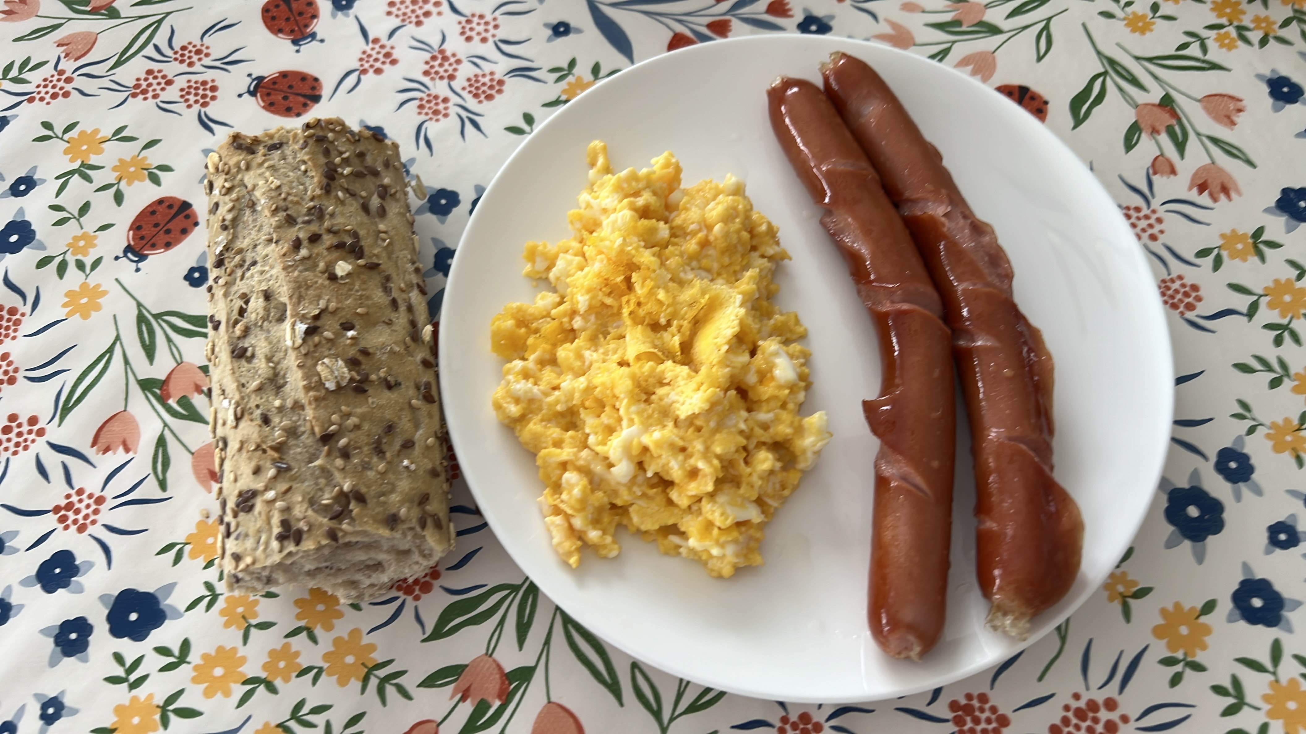 Rührei mit Würstchen