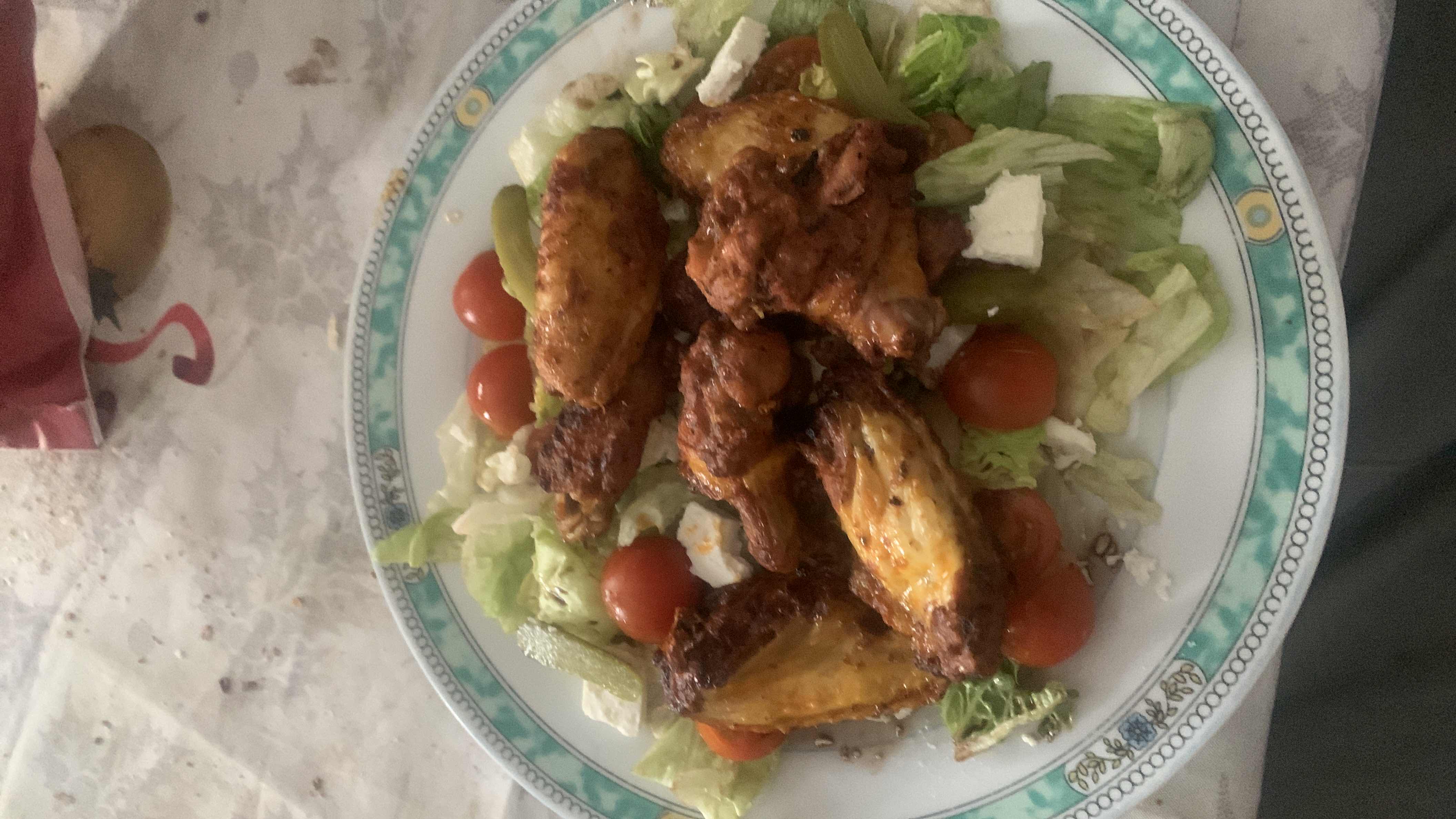 Ailes de poulet avec salade