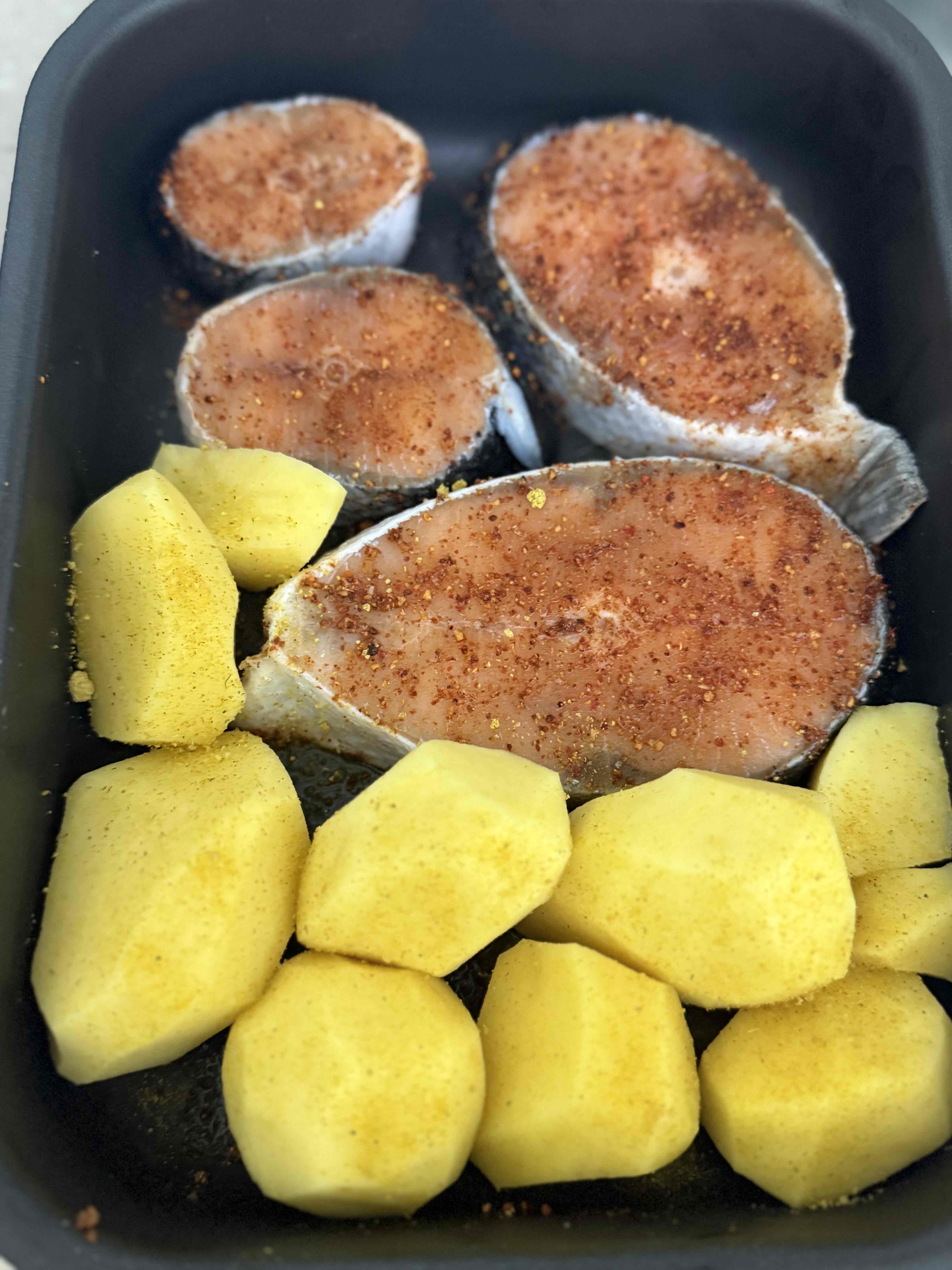 Запеченная рыба с картофелем