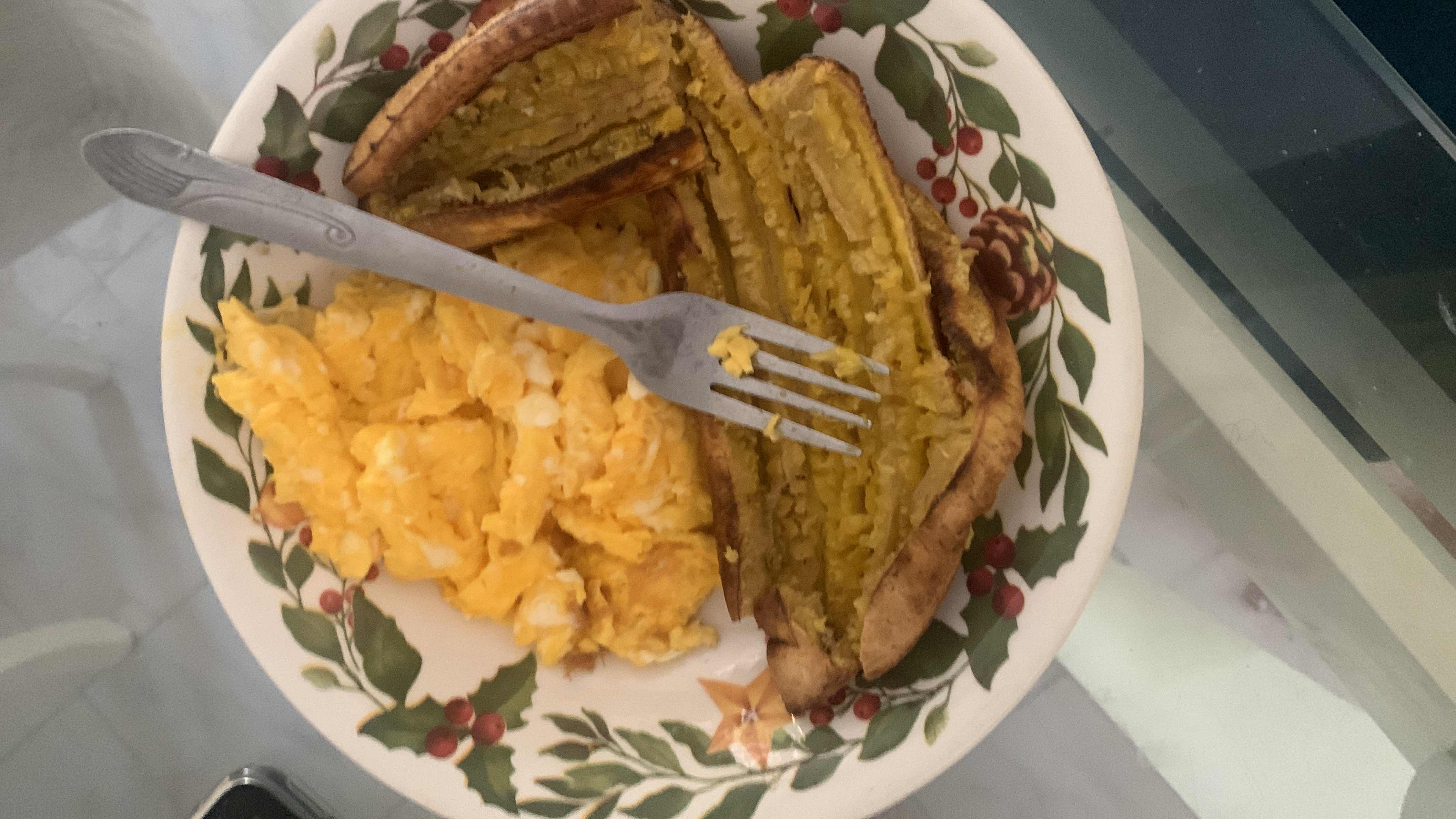 Huevos revueltos con plátano