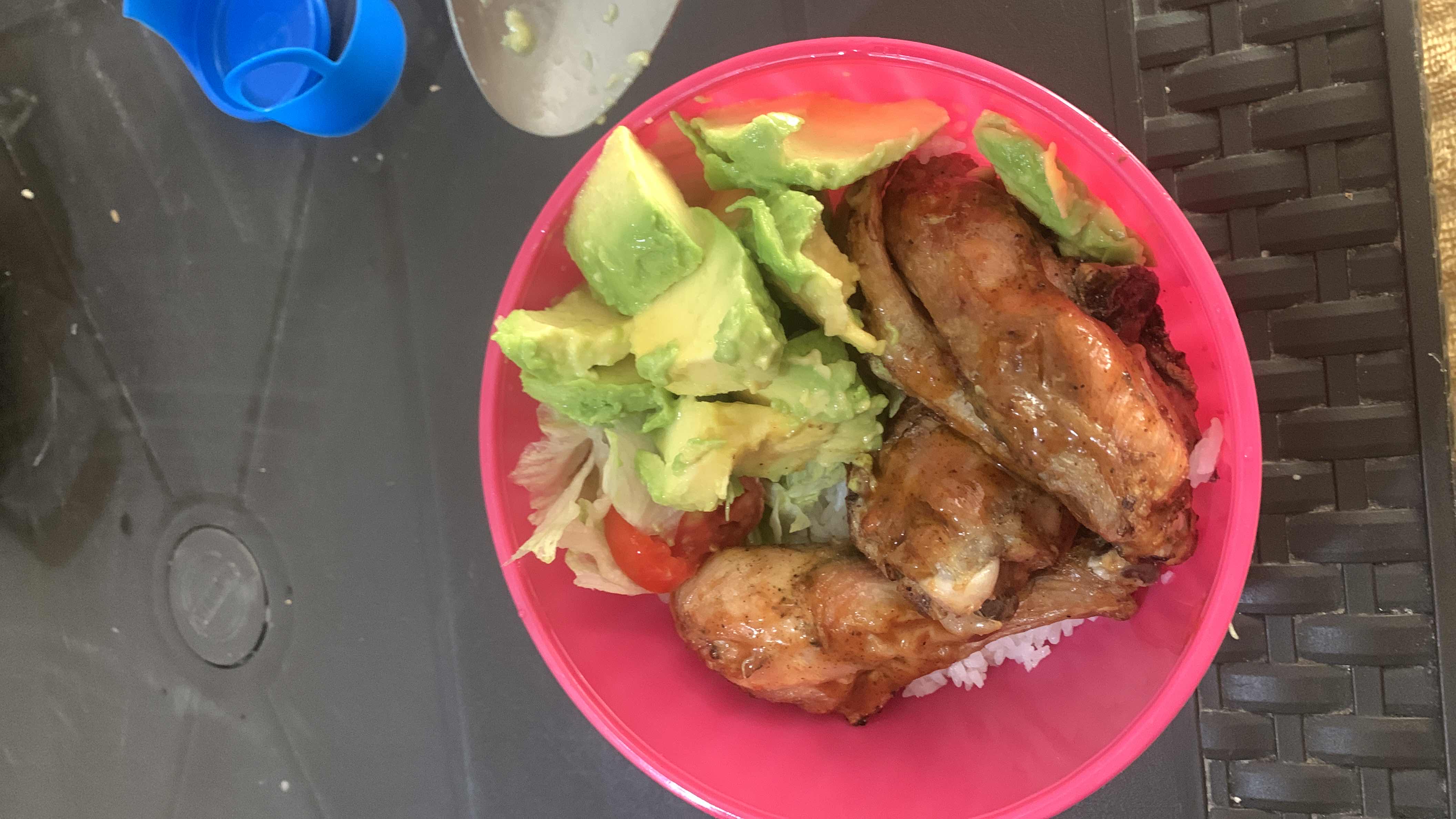 Pollo con arroz y aguacate