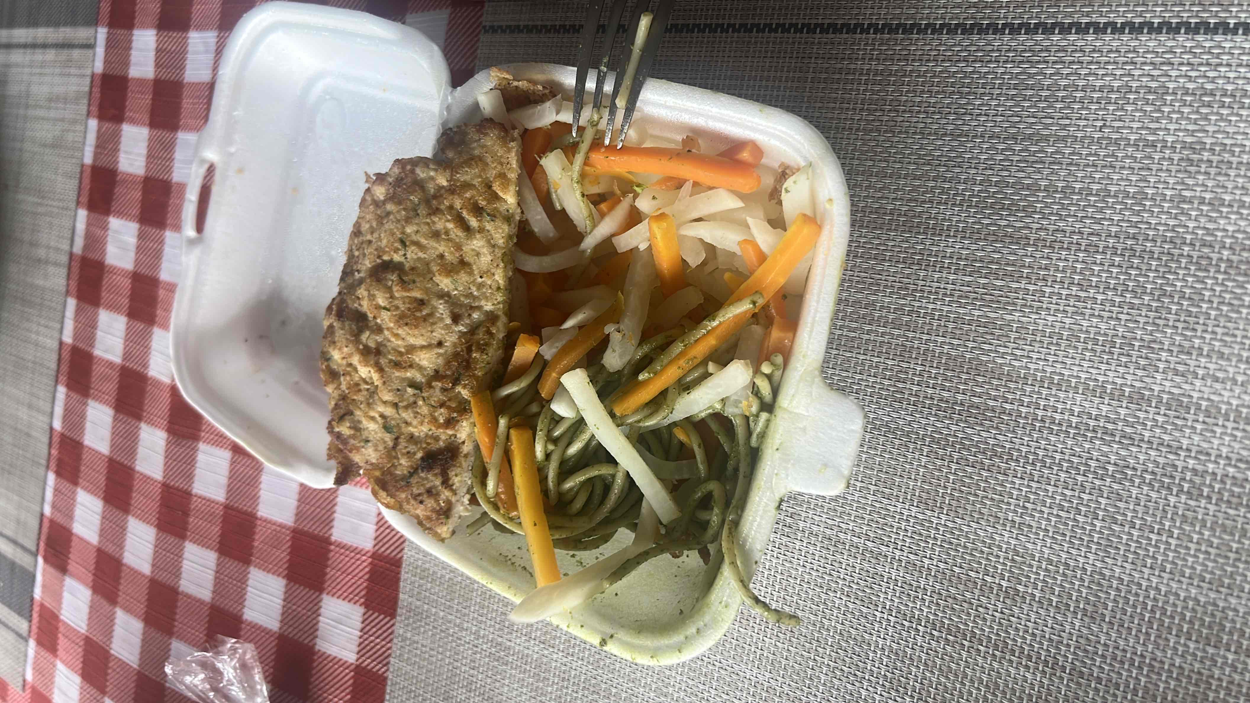 Pasta con verduras y carne