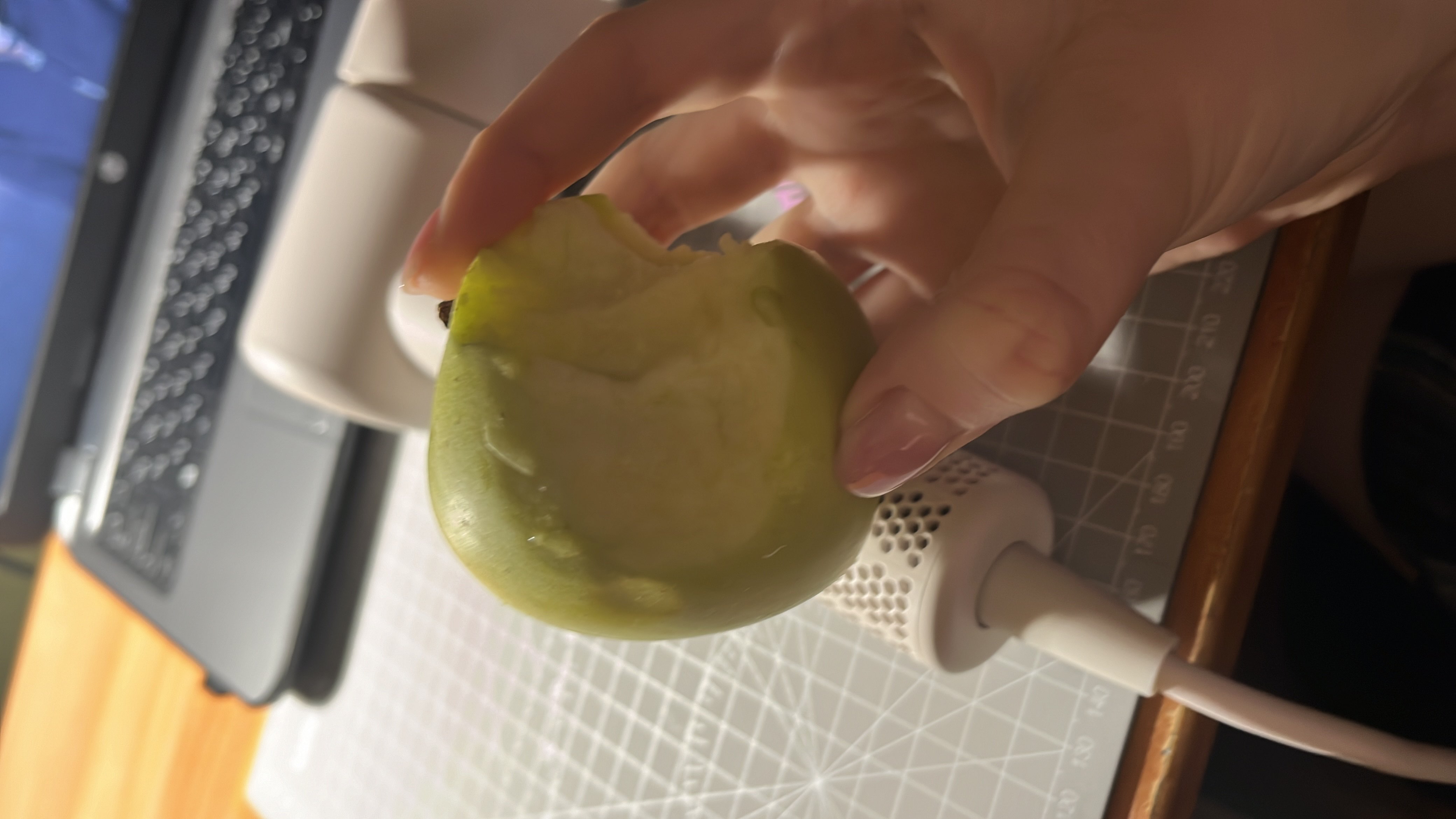 Зеленое яблоко