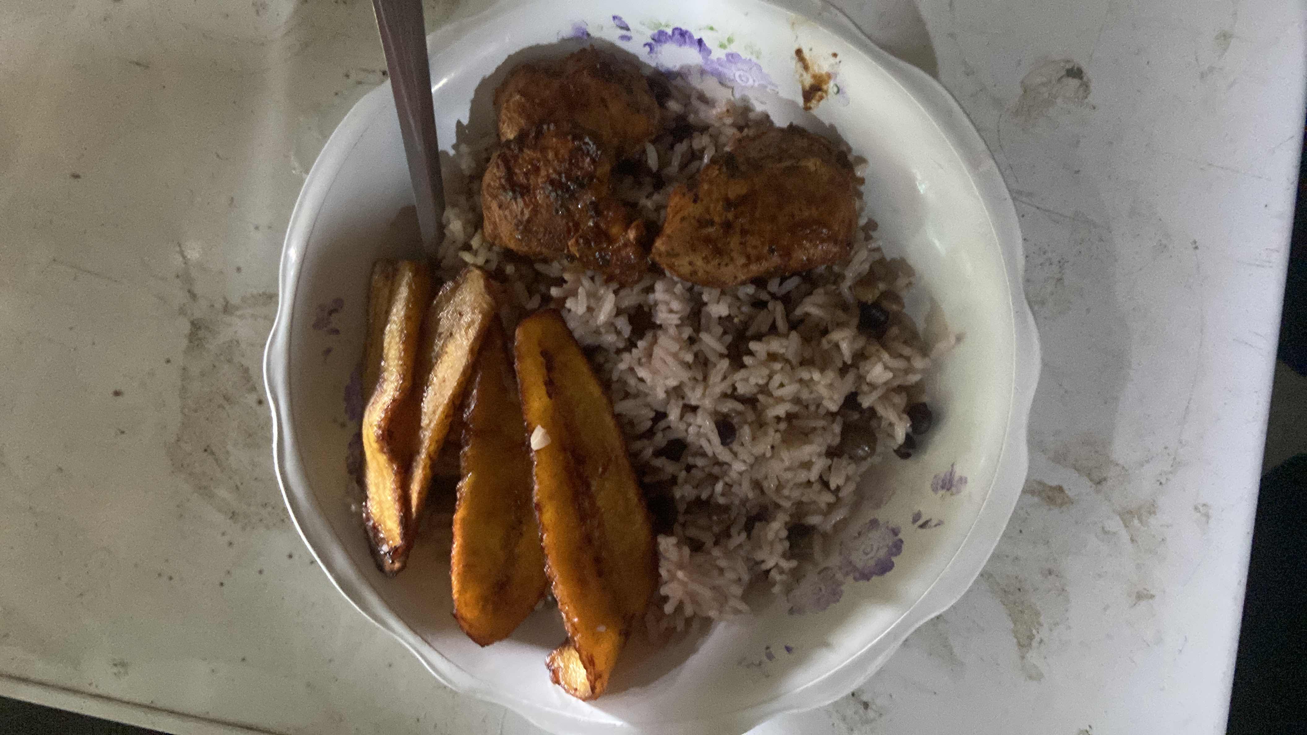 Arroz con frijoles y pollo