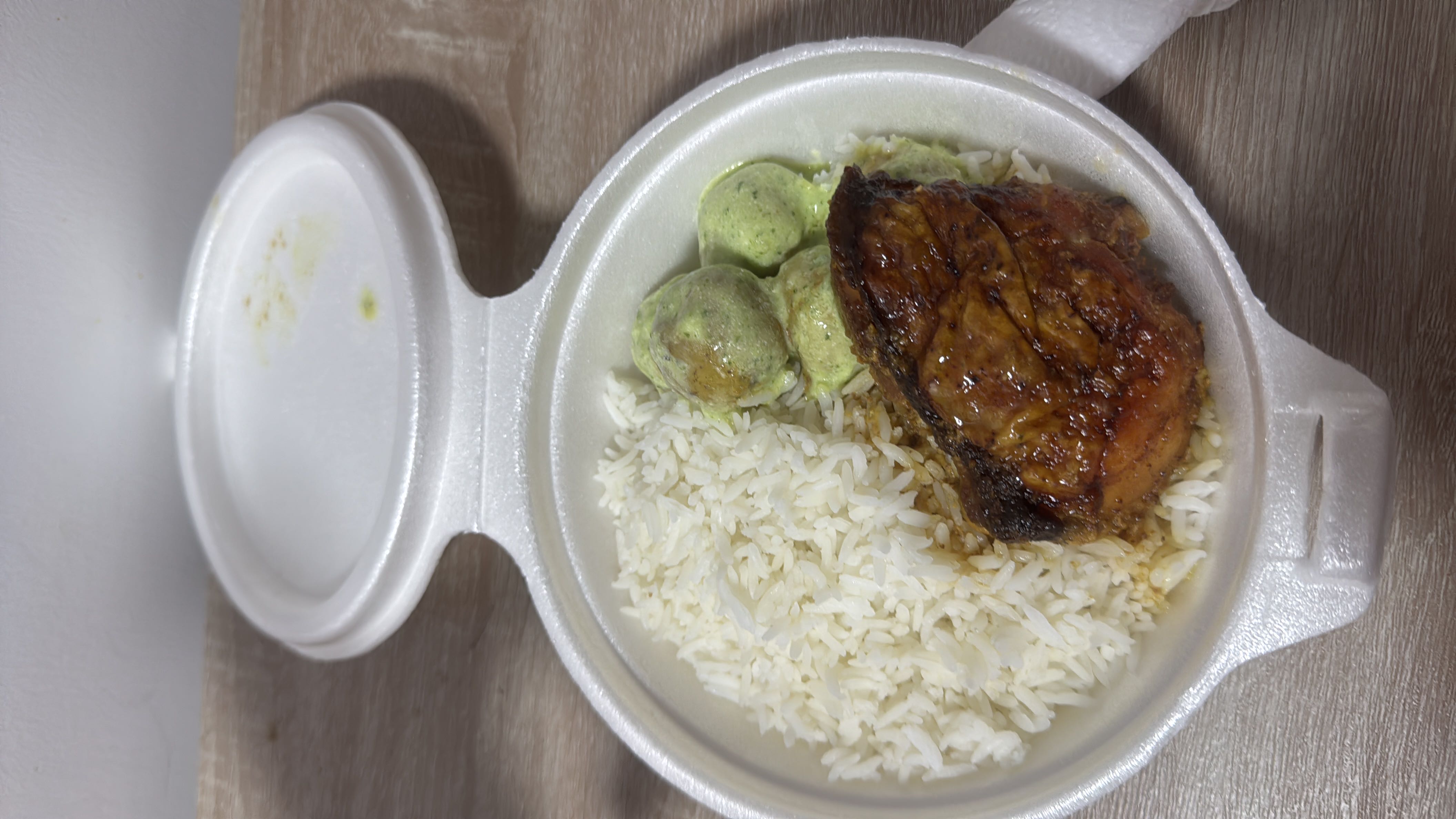 Pollo con arroz y salsa