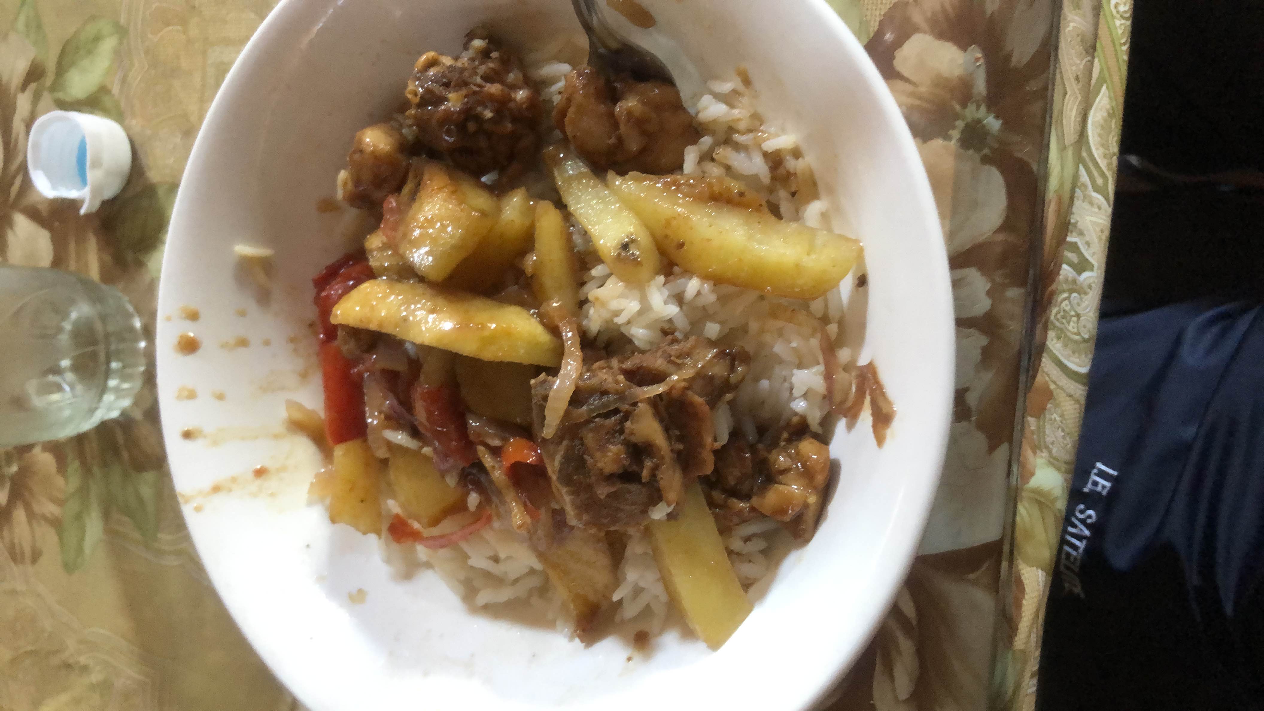 Arroz con carne y papas