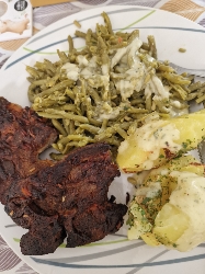 Haricots verts et viande grillée