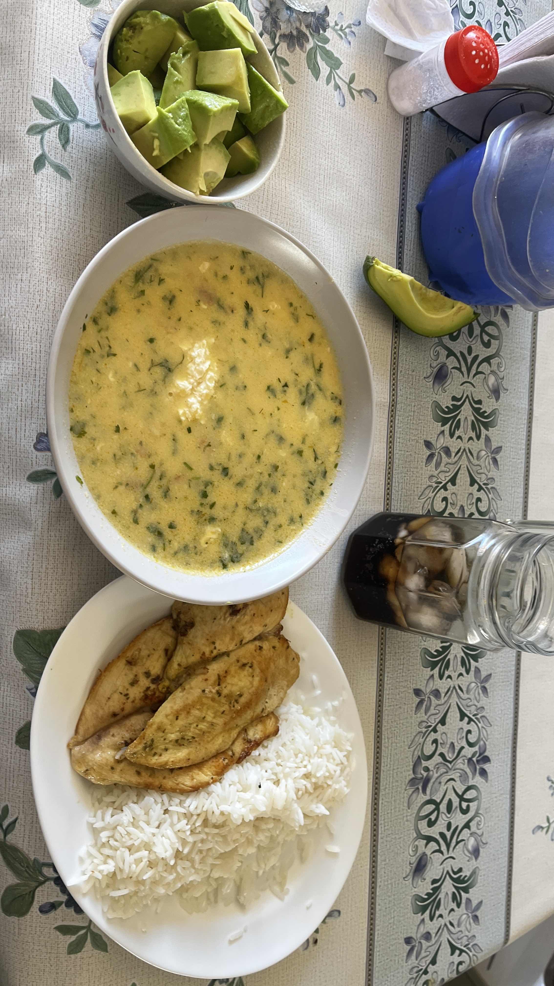 Sopa y pollo con arroz