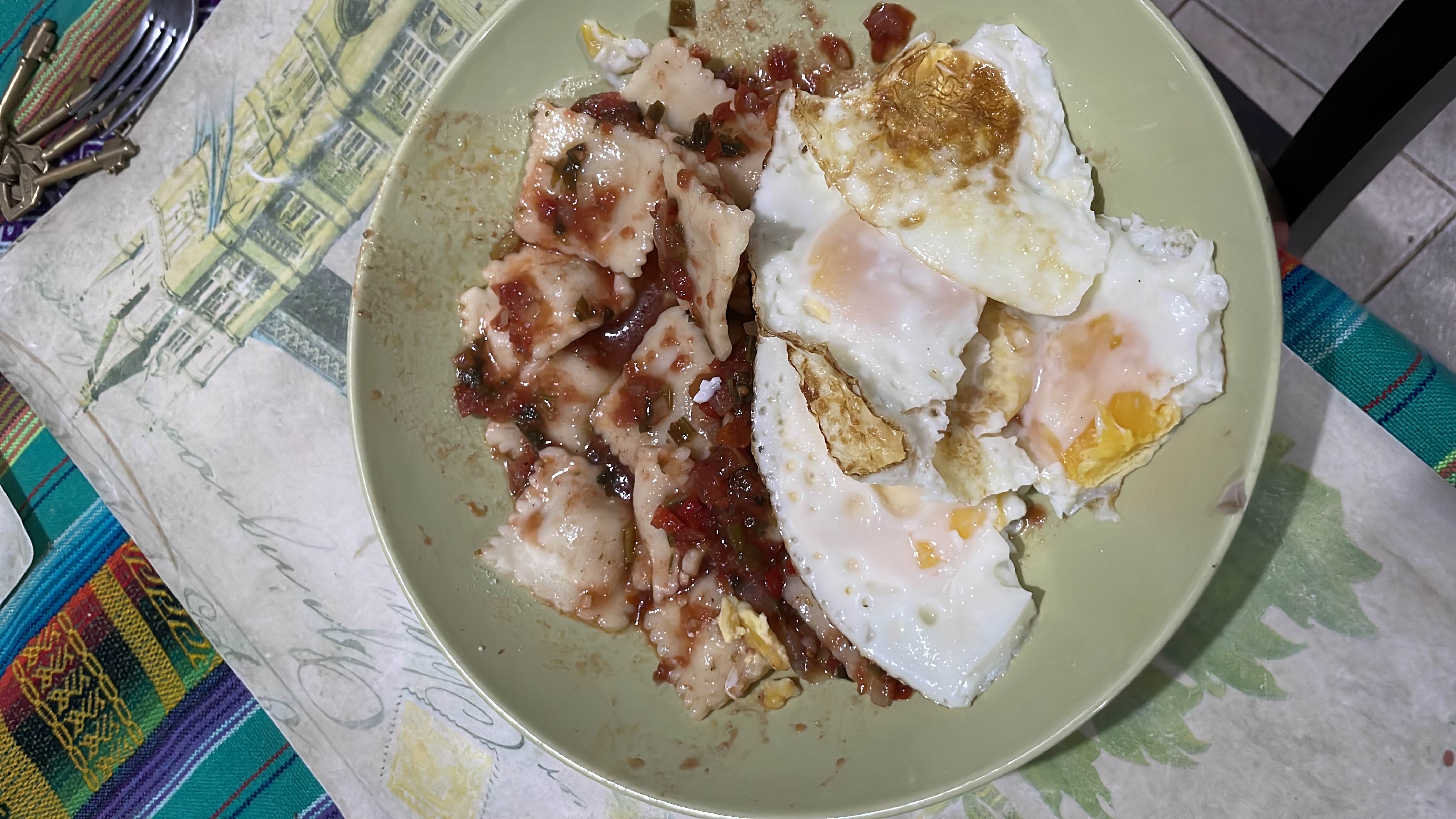 Ravioles con huevos fritos