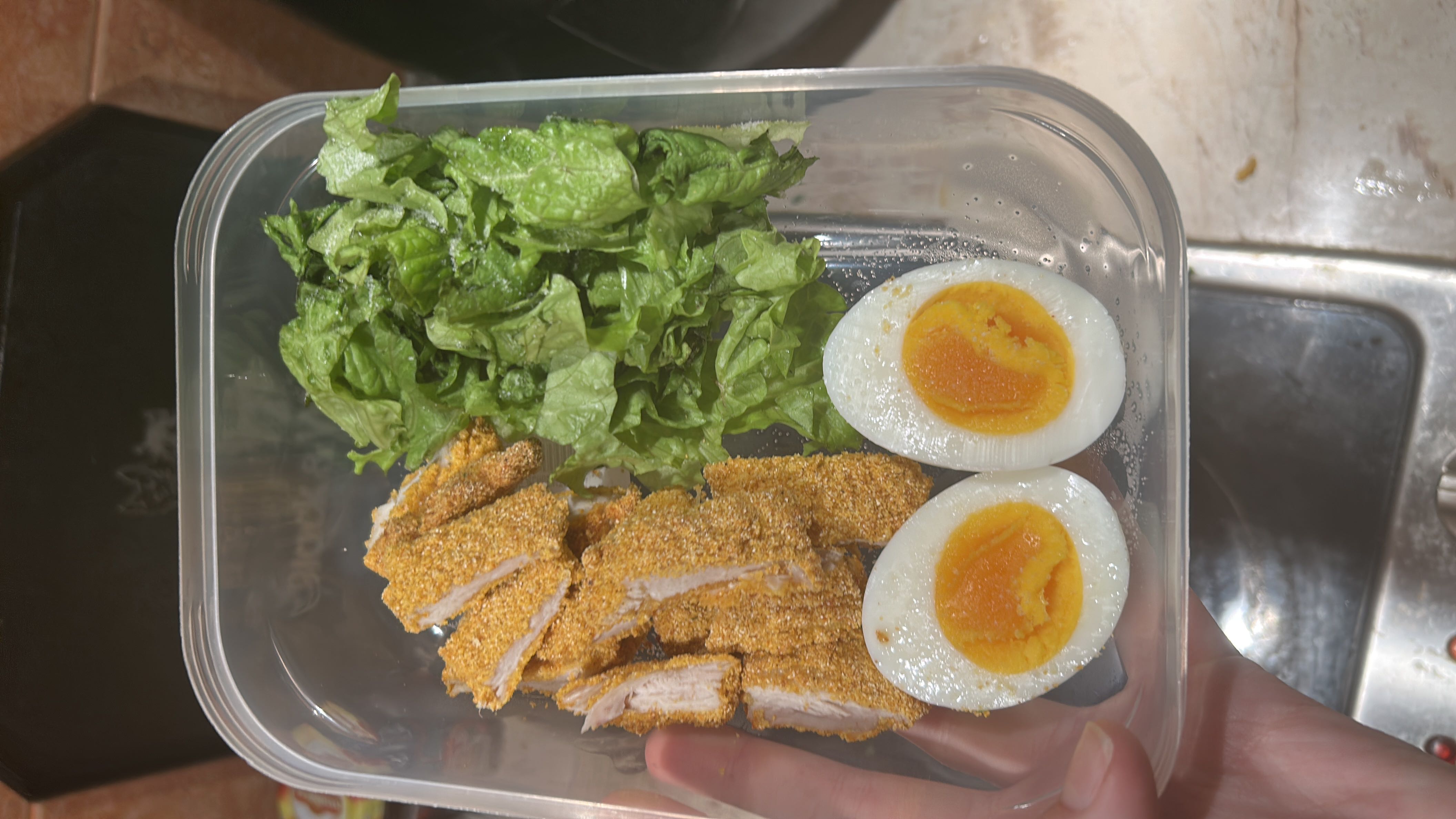 Панирано пиле със салата