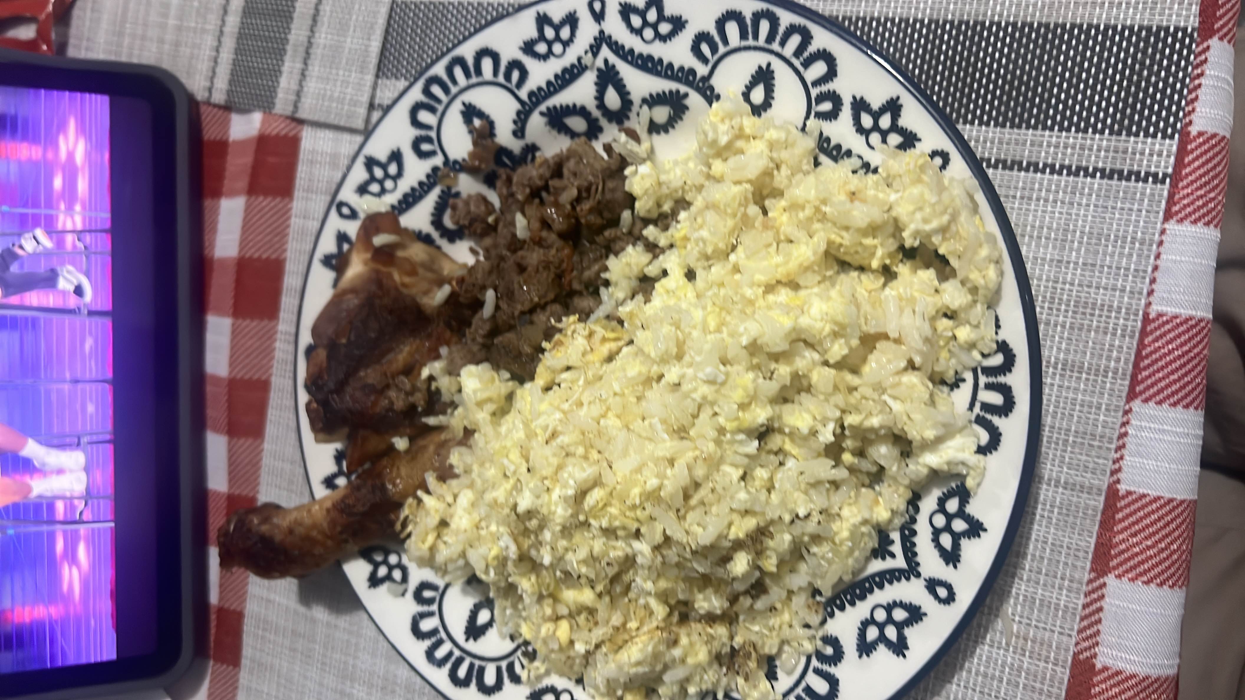 Arroz con huevo y pollo