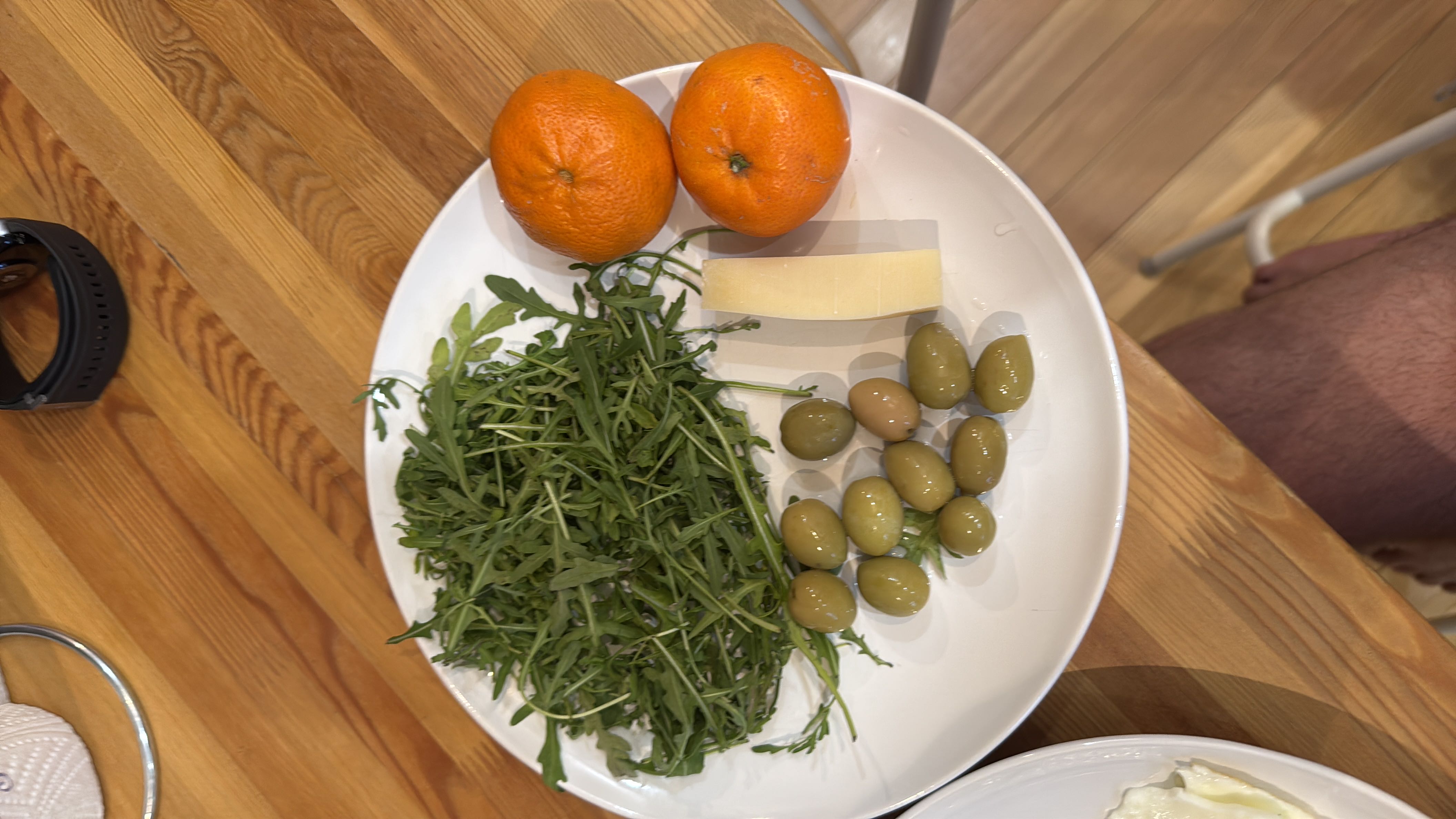 Салат с оливками и сыром