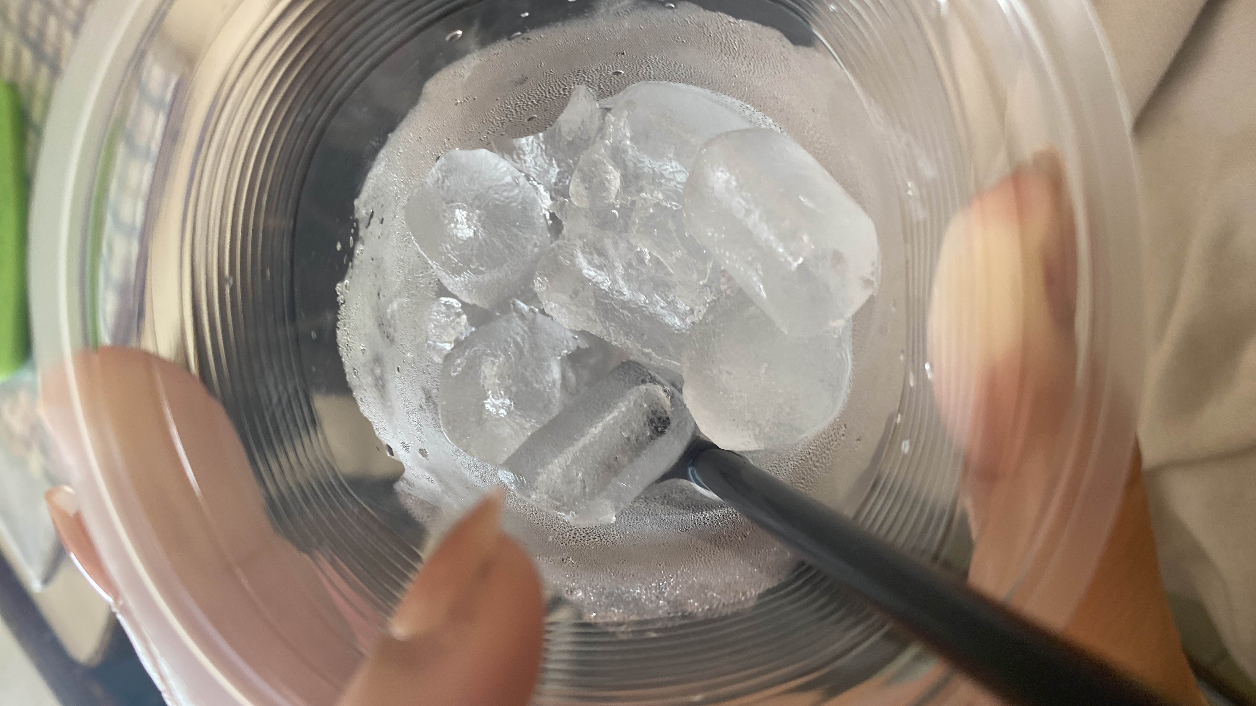 Es batu dalam gelas