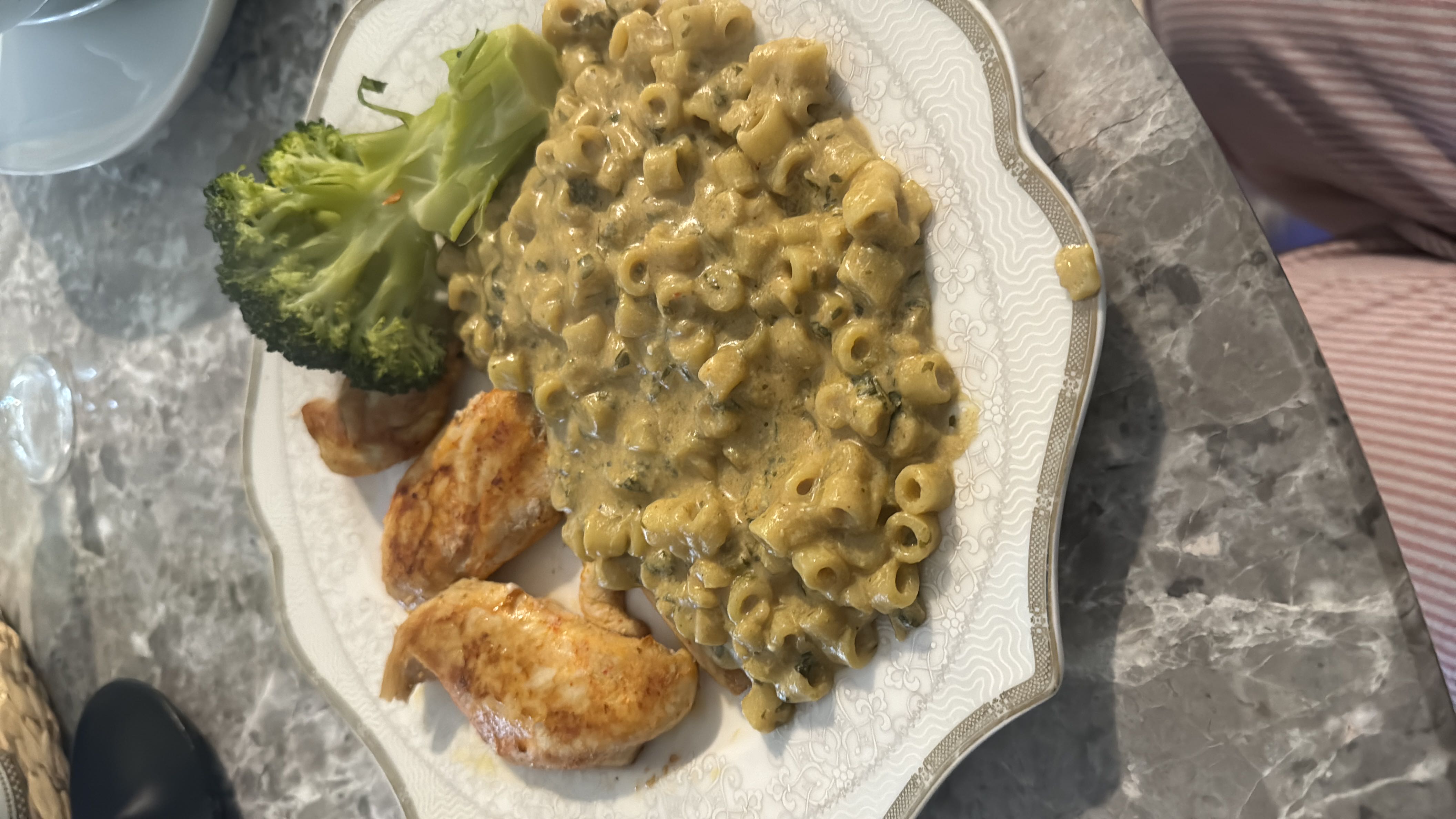 دجاج مع مكرونة بالصلصة