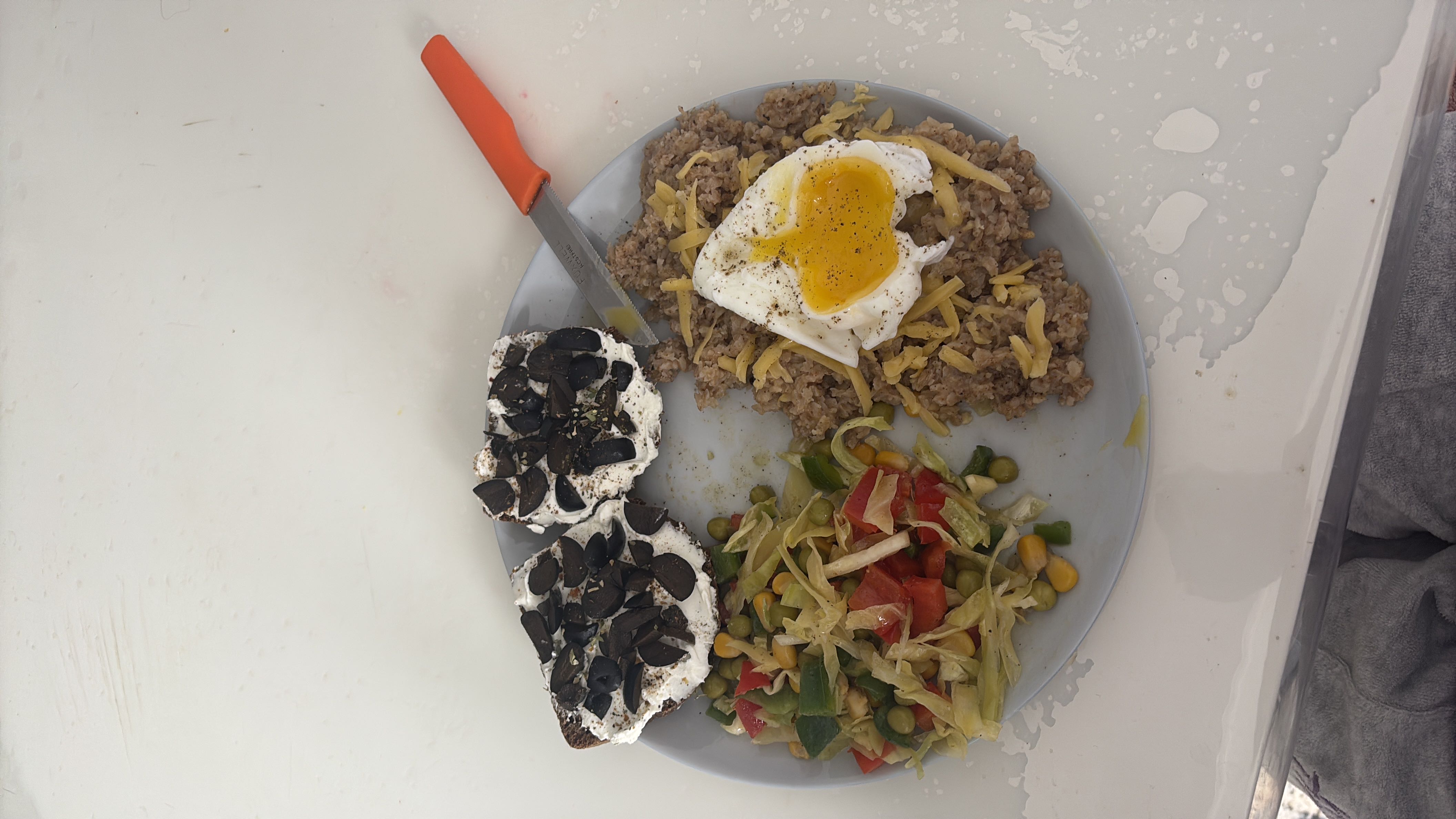 Гречка с яйцом и тостами