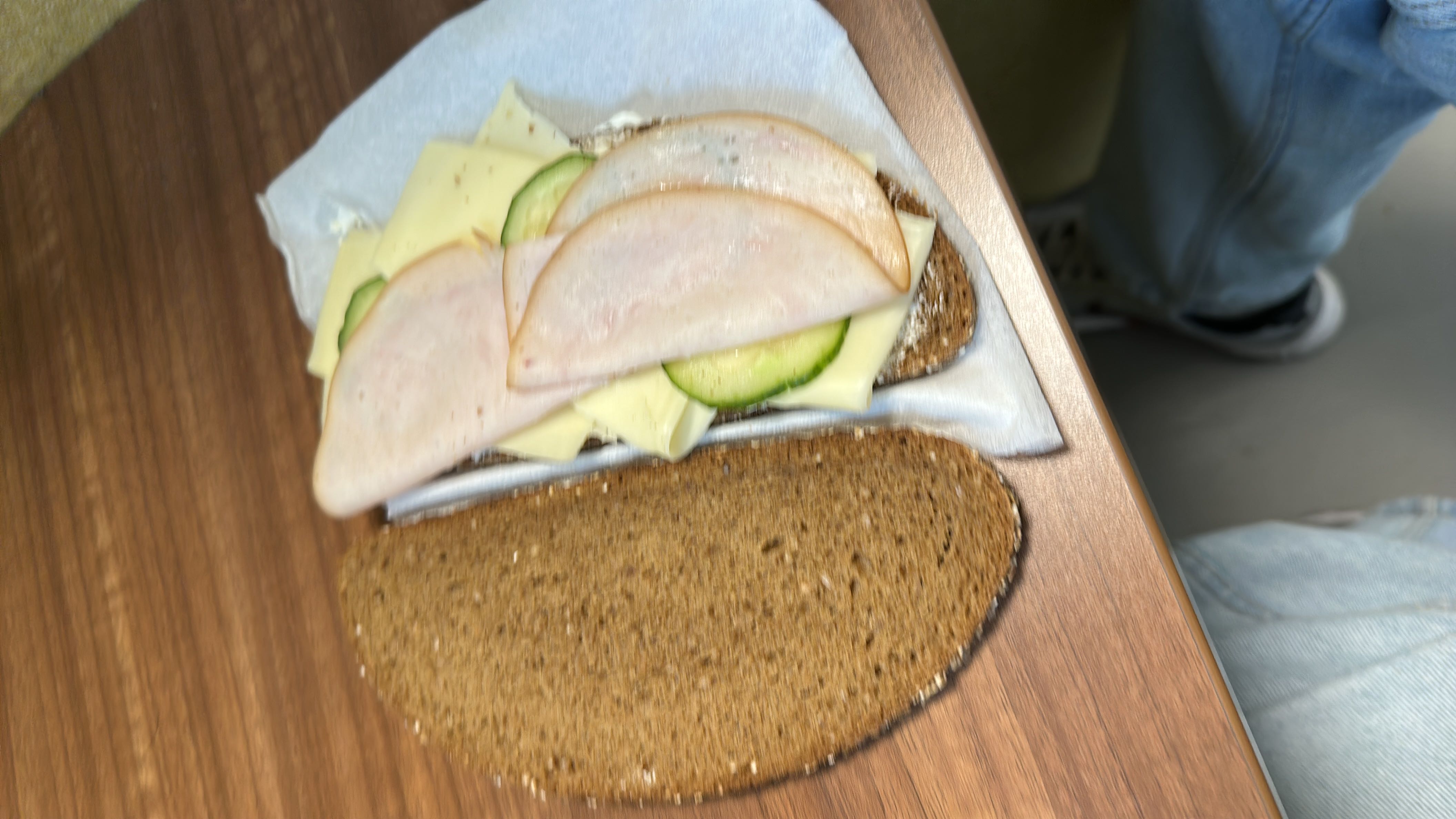 Smörgås med ost och skinka