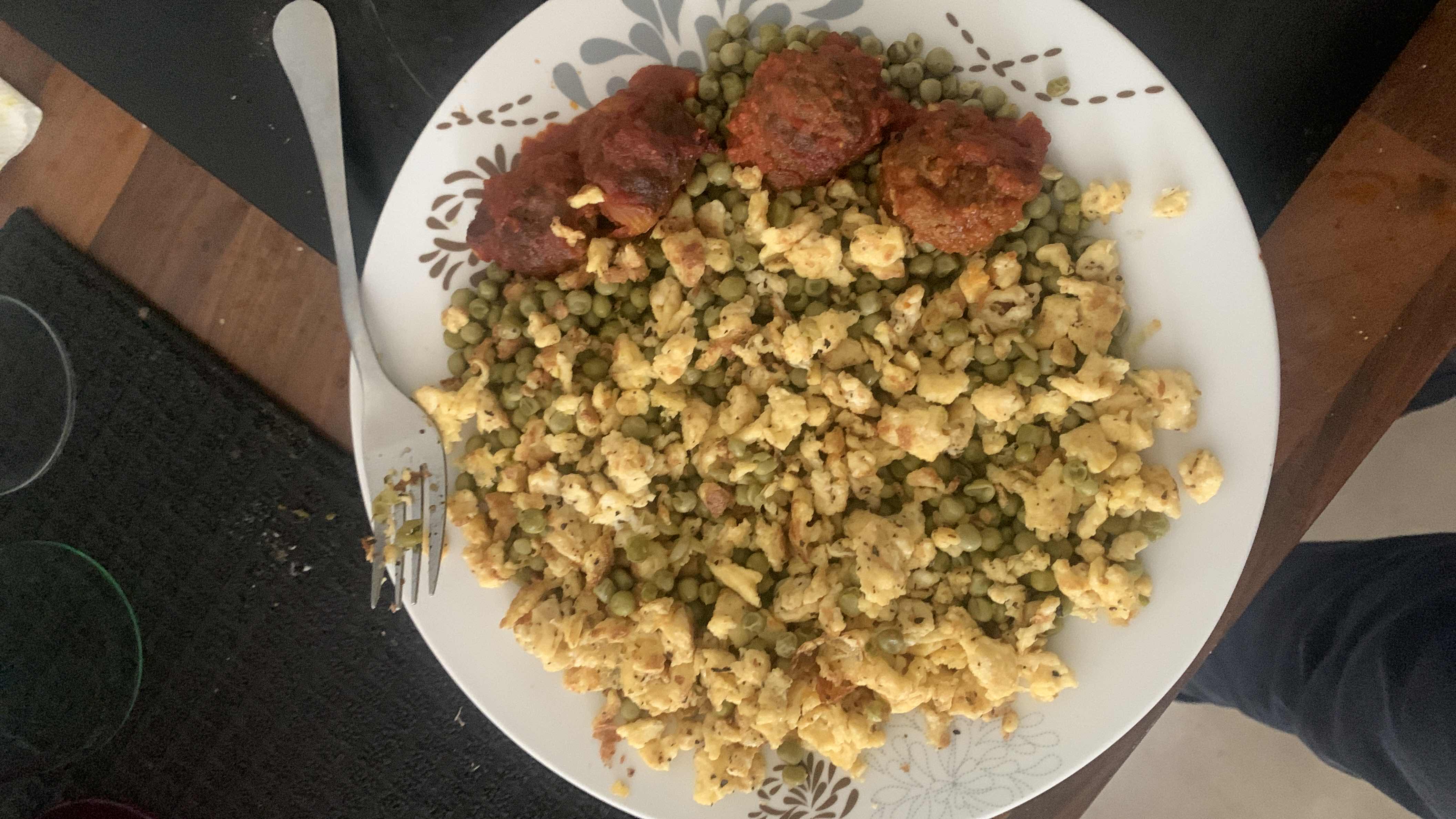 Oeufs brouillés et pois