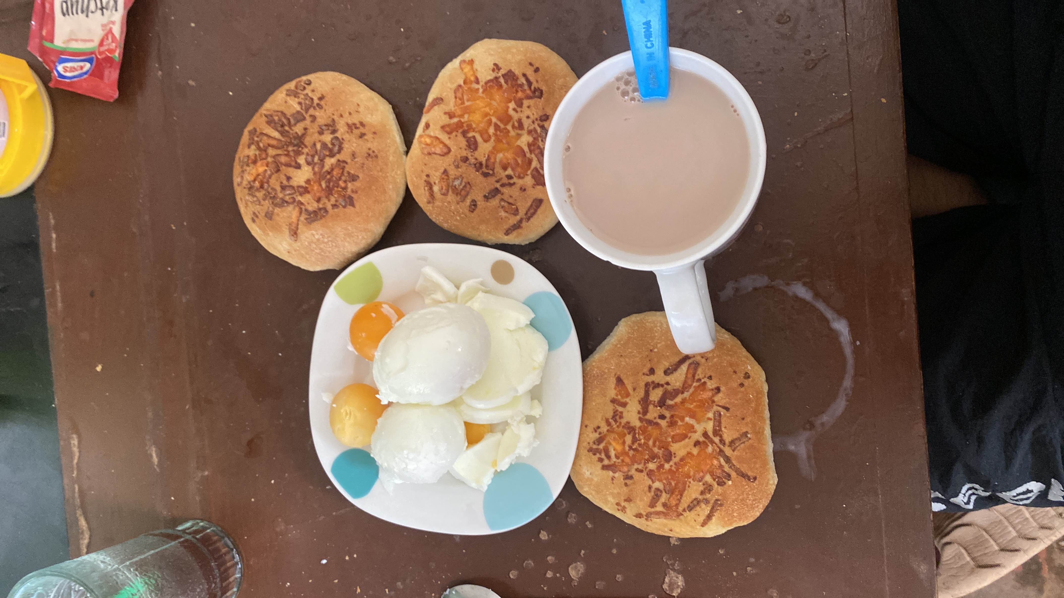 Desayuno con pan y huevos