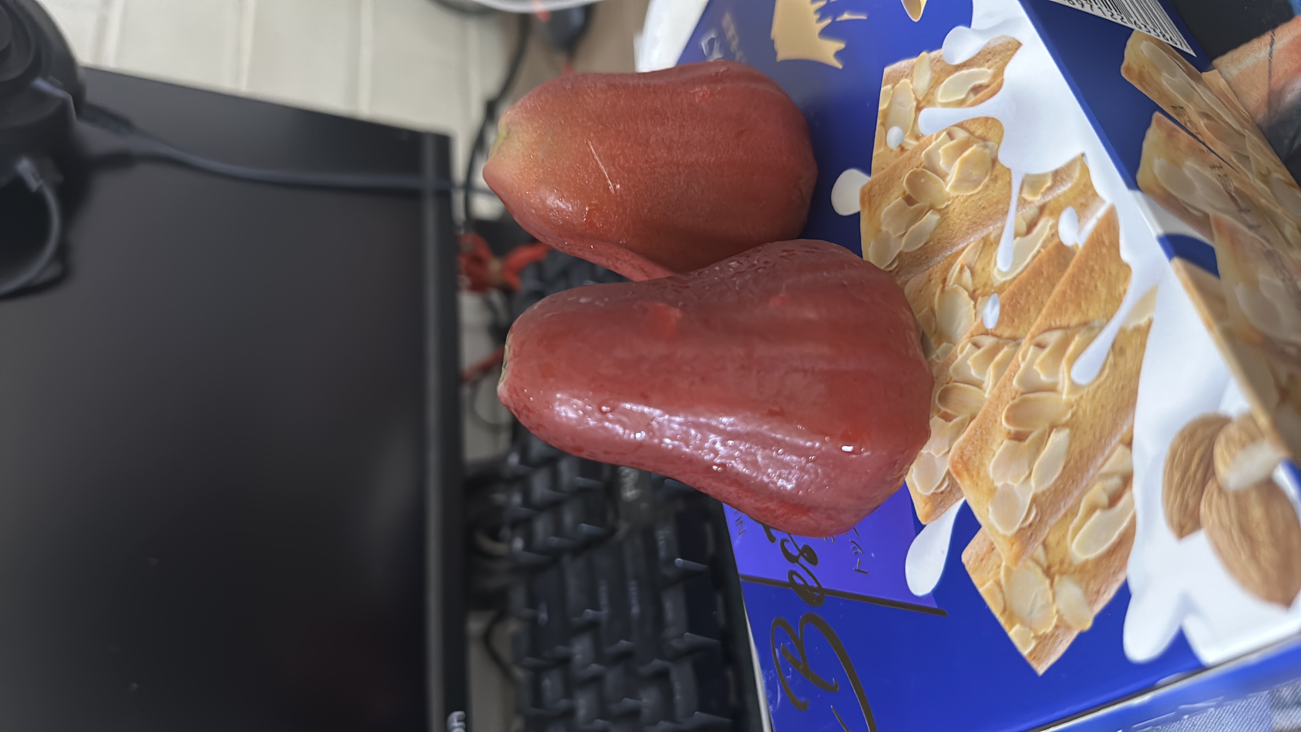 Mận và bánh hạnh nhân