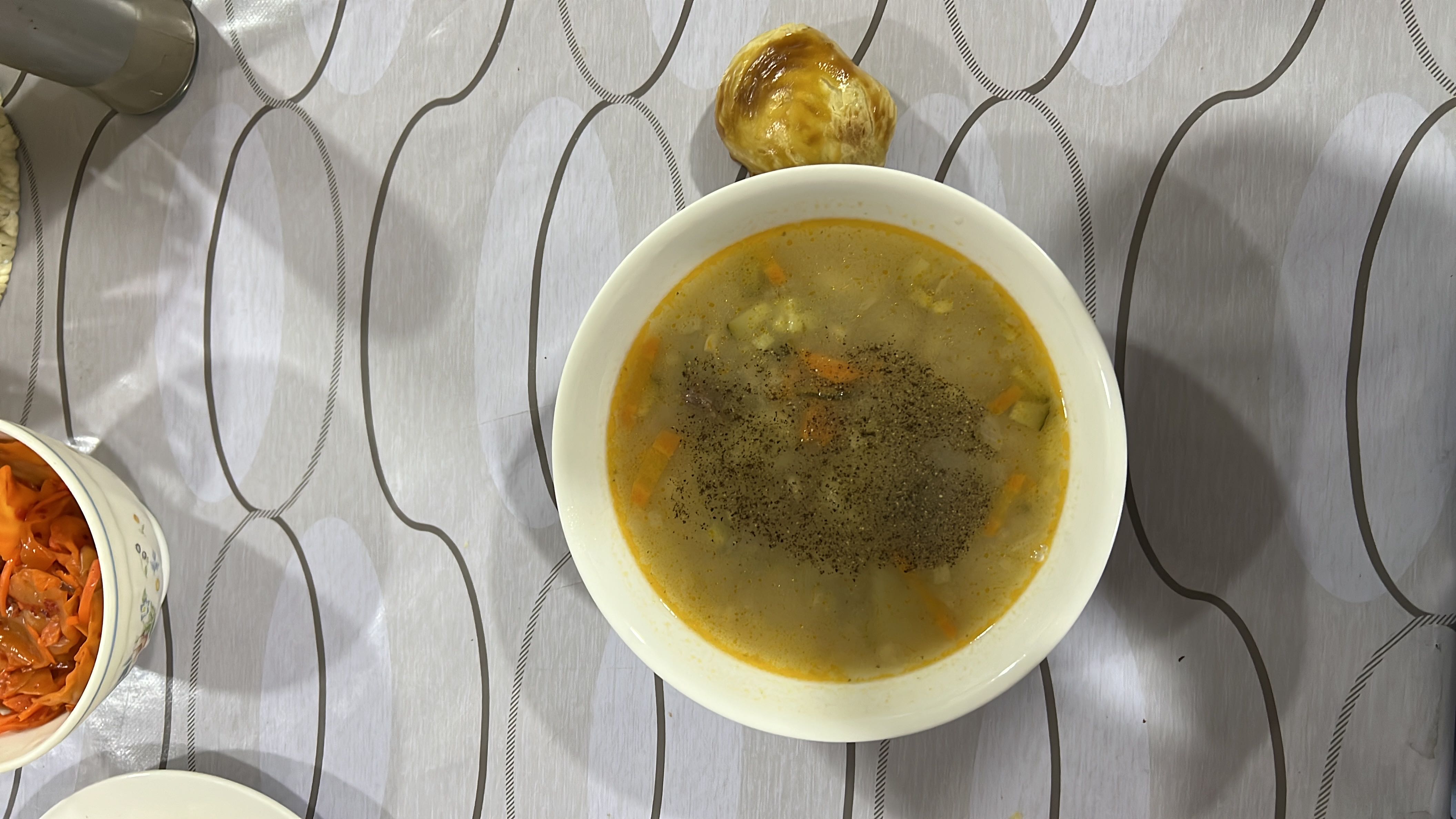 Овощной суп с булочкой