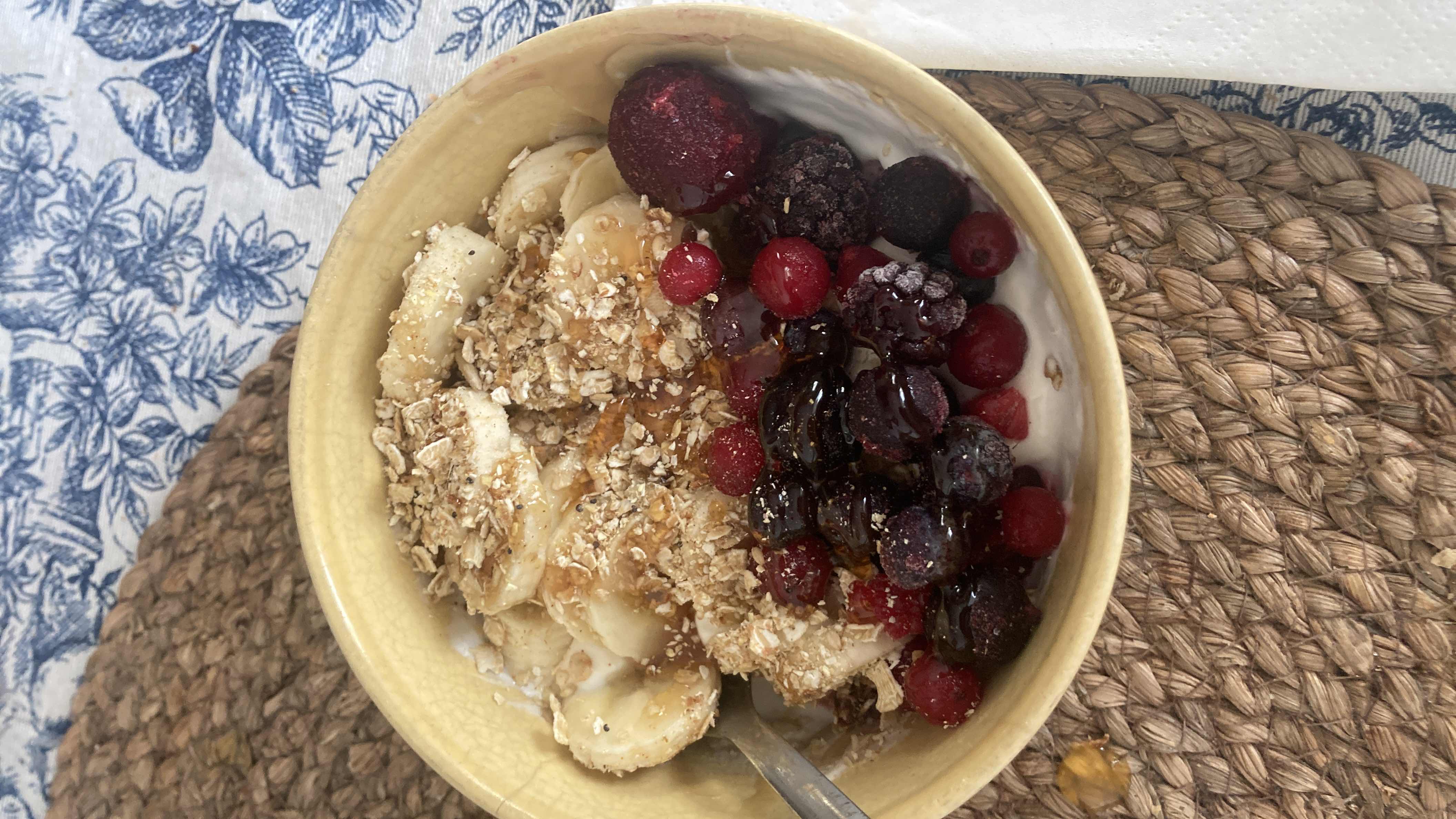 Tazón de yogur y frutas