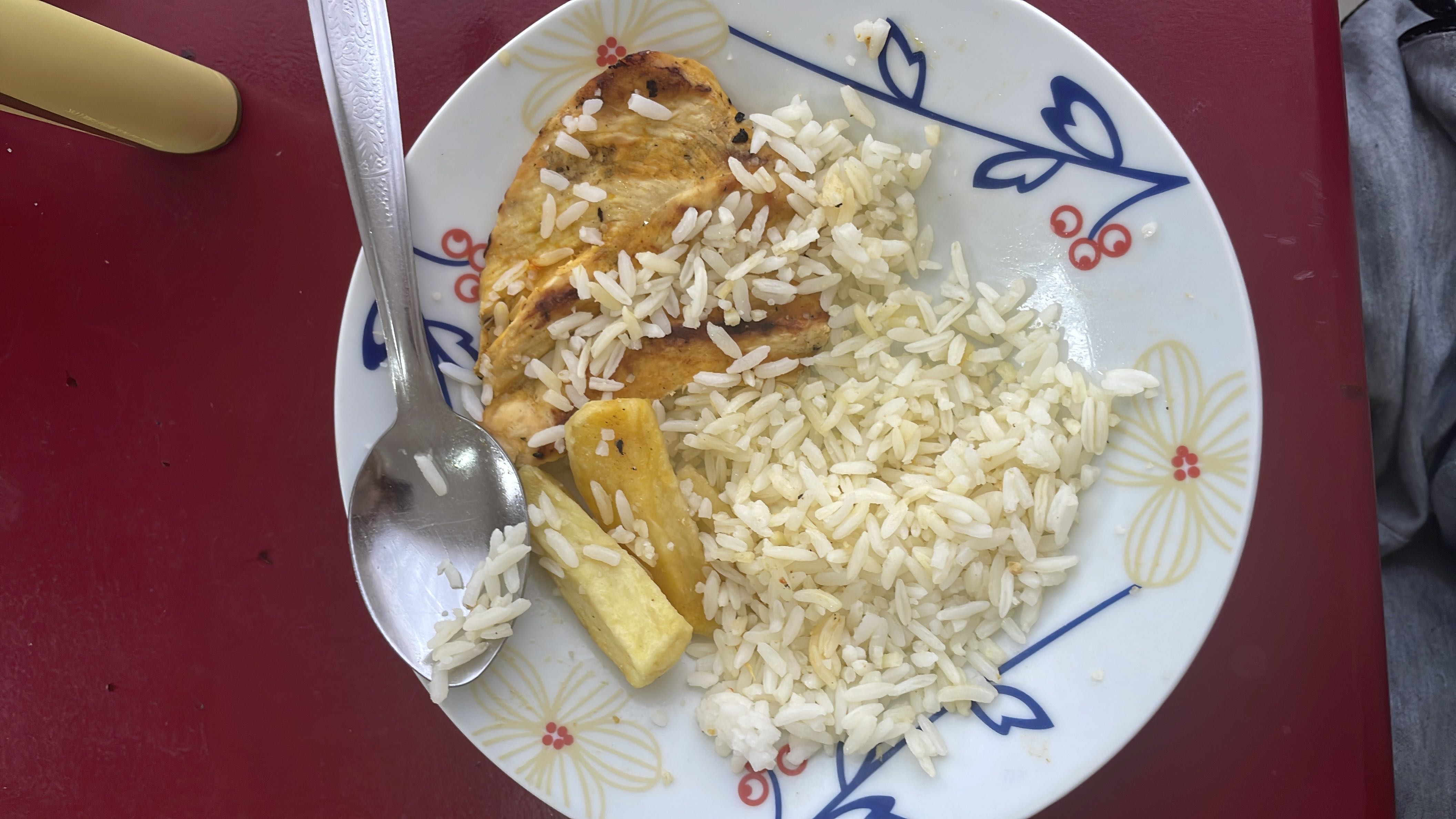 Arroz con pollo y plátano