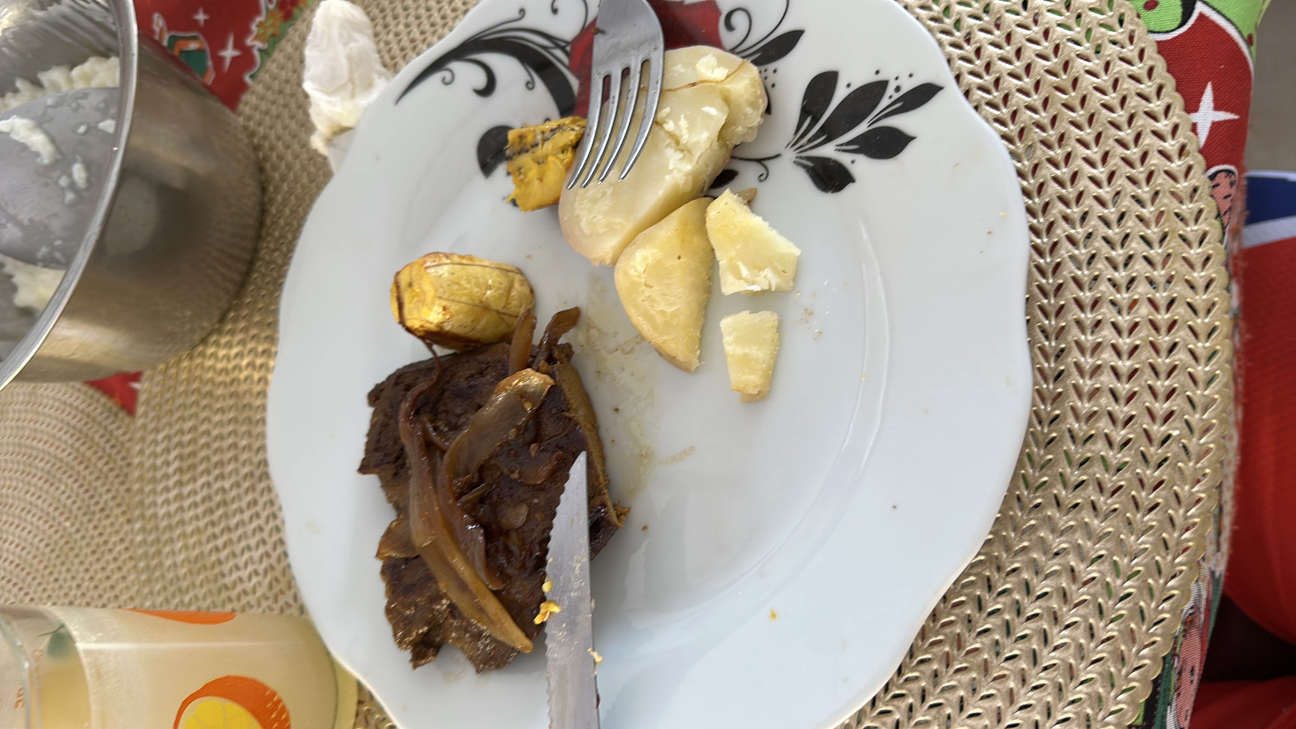 Hígado con yuca y plátano