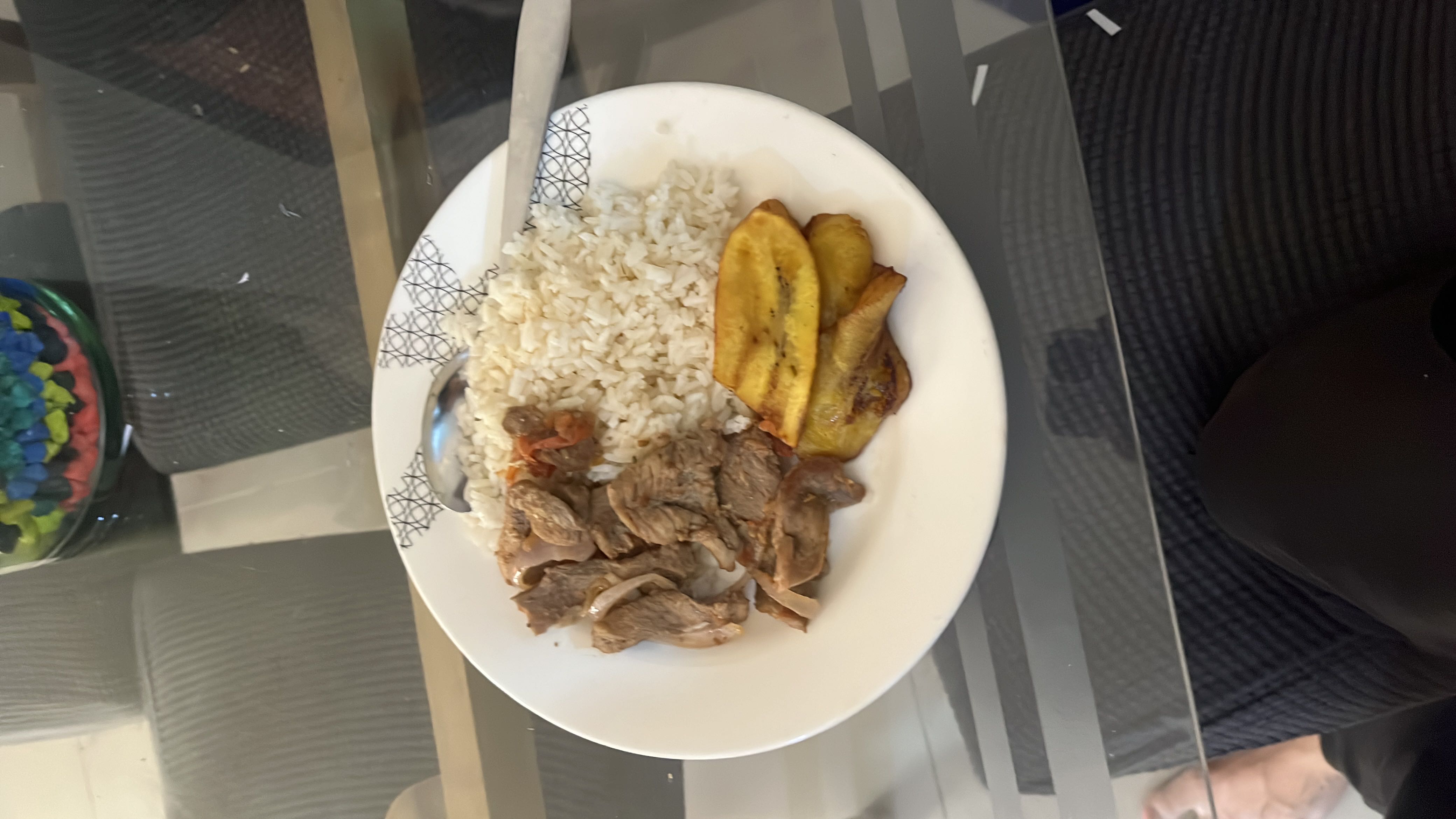 Arroz con carne y plátano