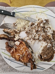 Côtelette avec riz et lentilles