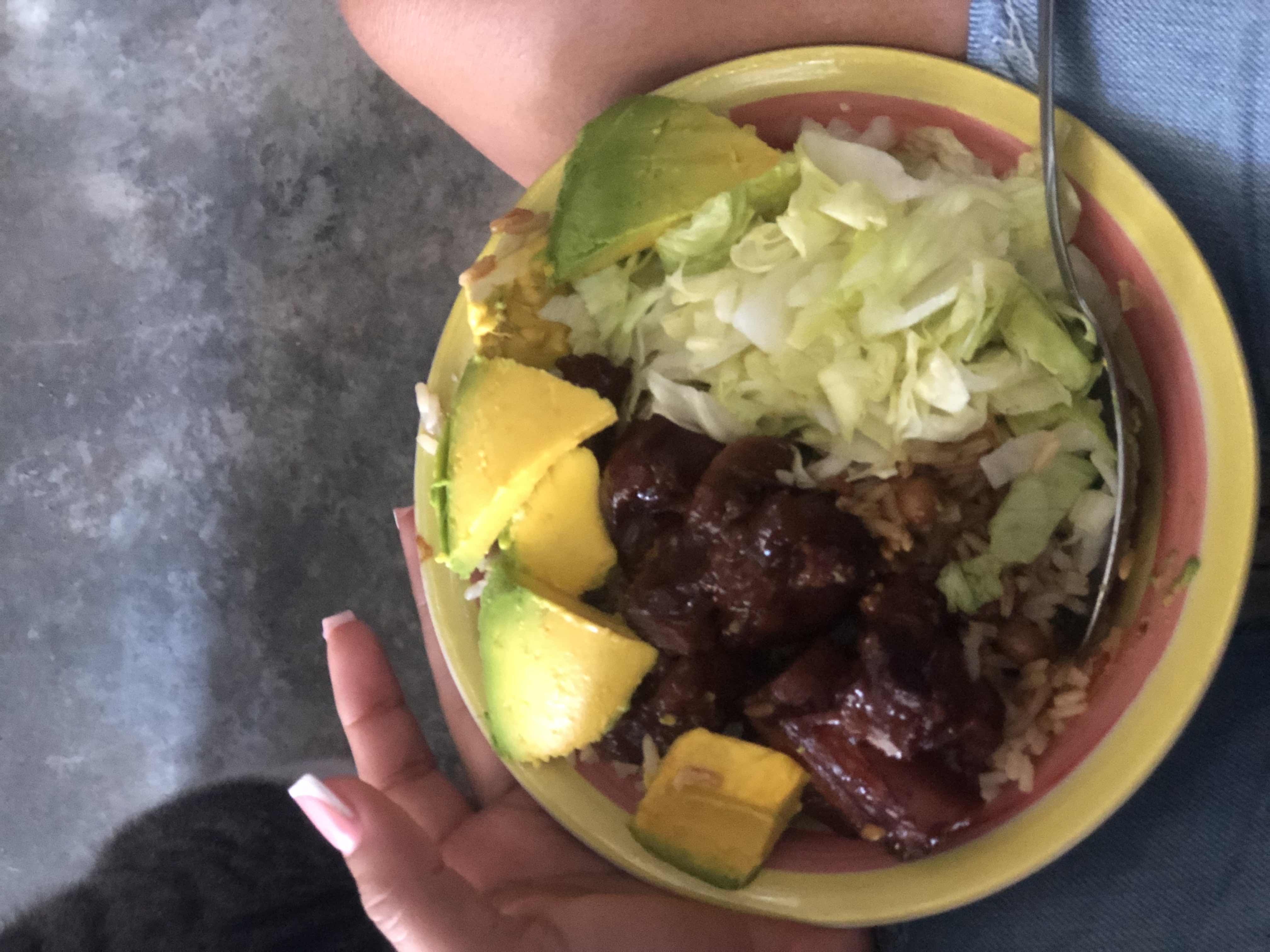Arroz con carne y aguacate