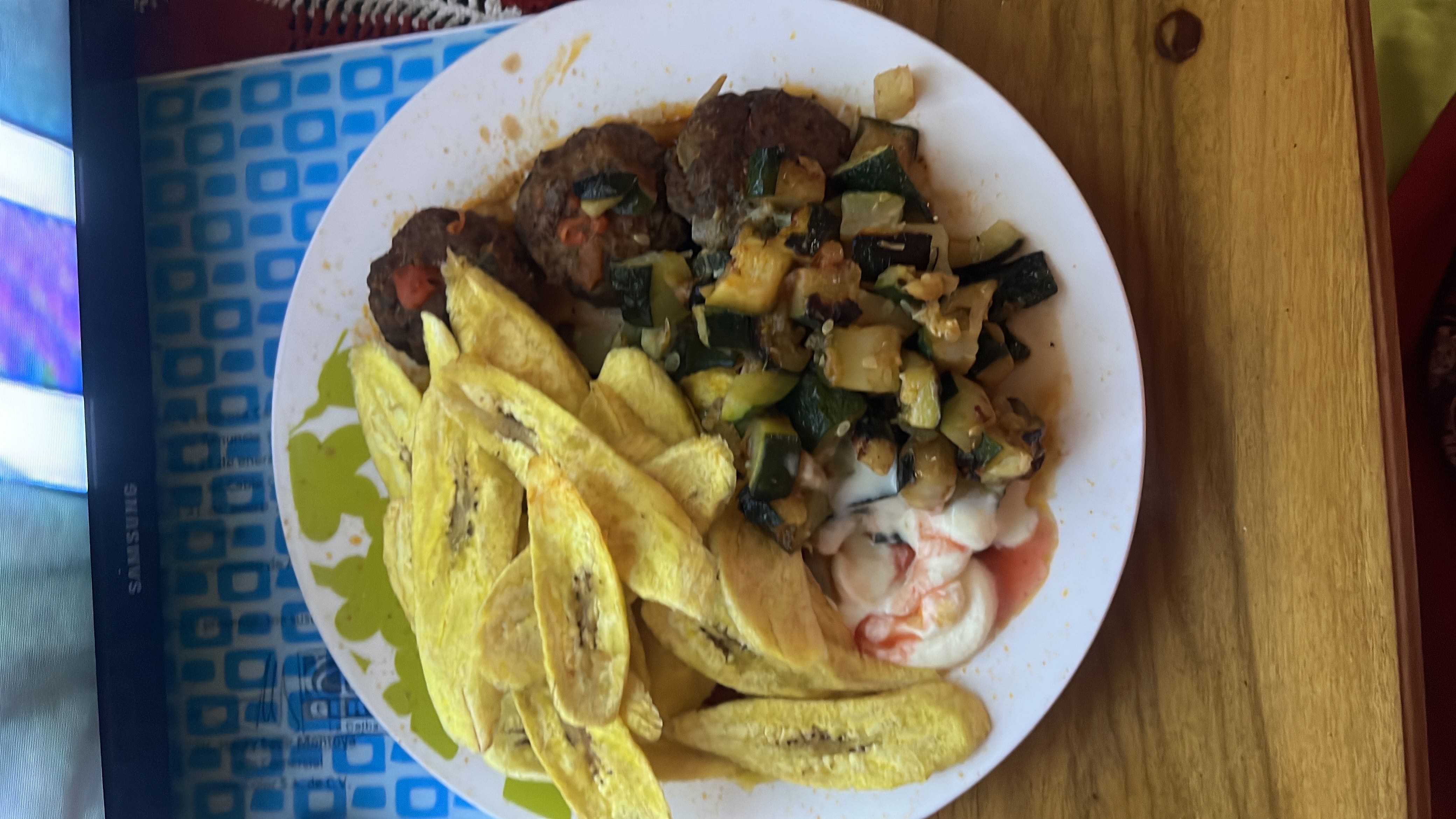 Plátanos con carne y vegetales