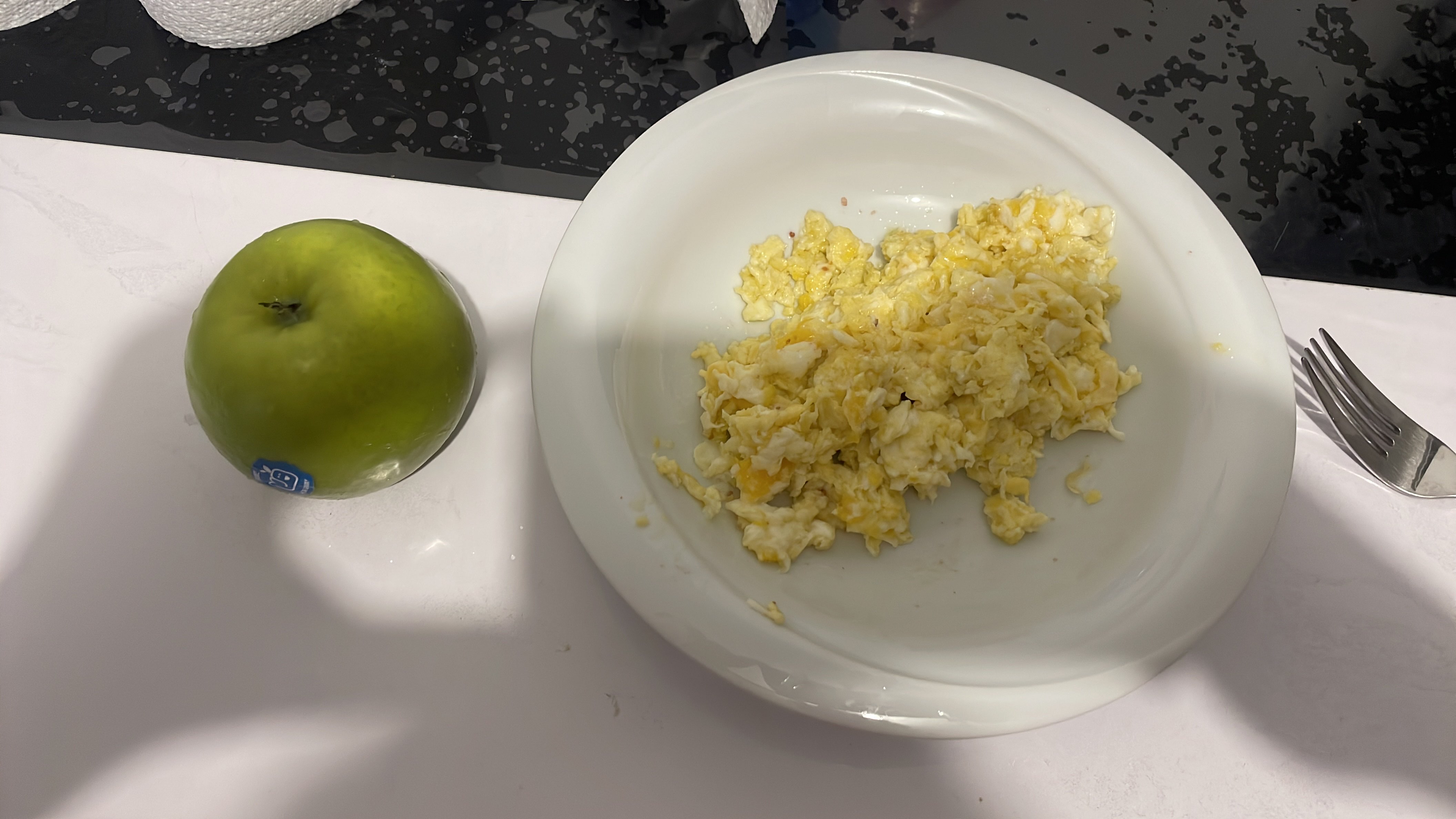 Oeufs brouillés et pomme