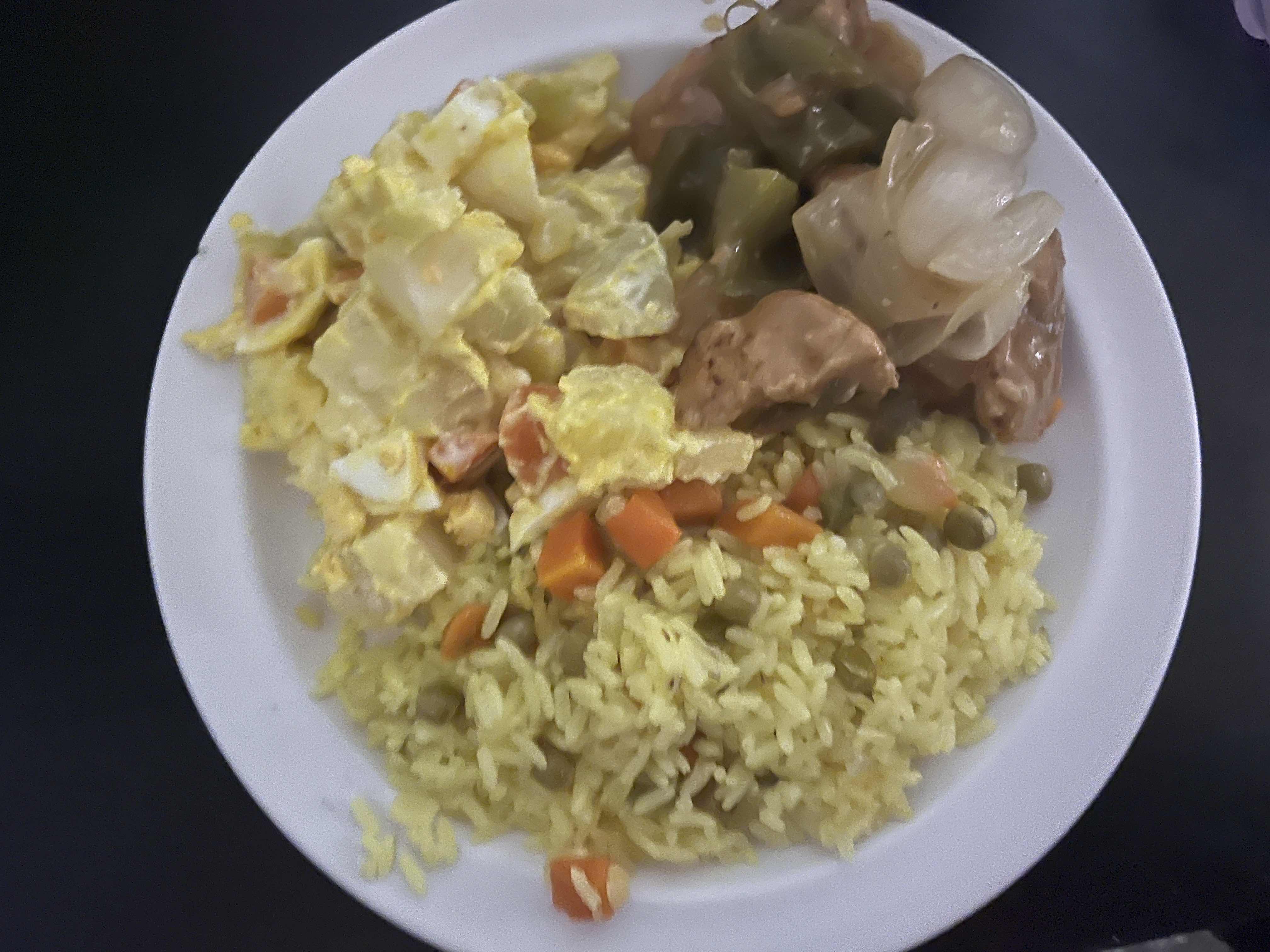 Arroz con ensalada y carne