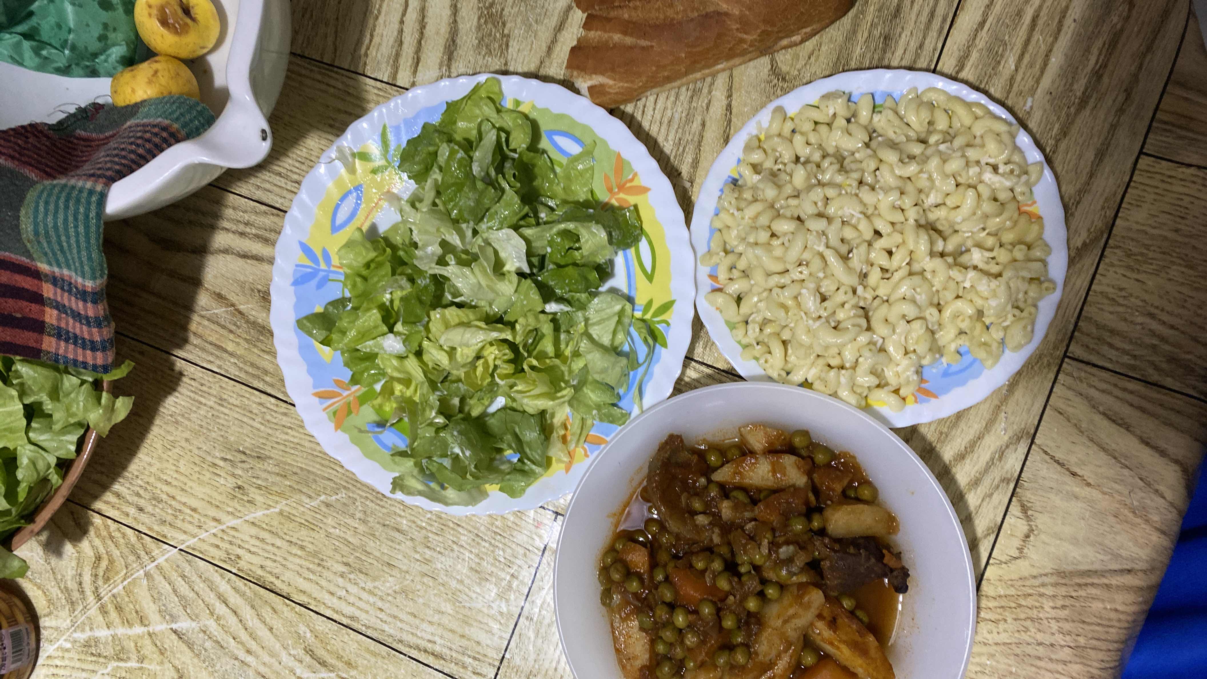 Ragoût avec pâtes et salade