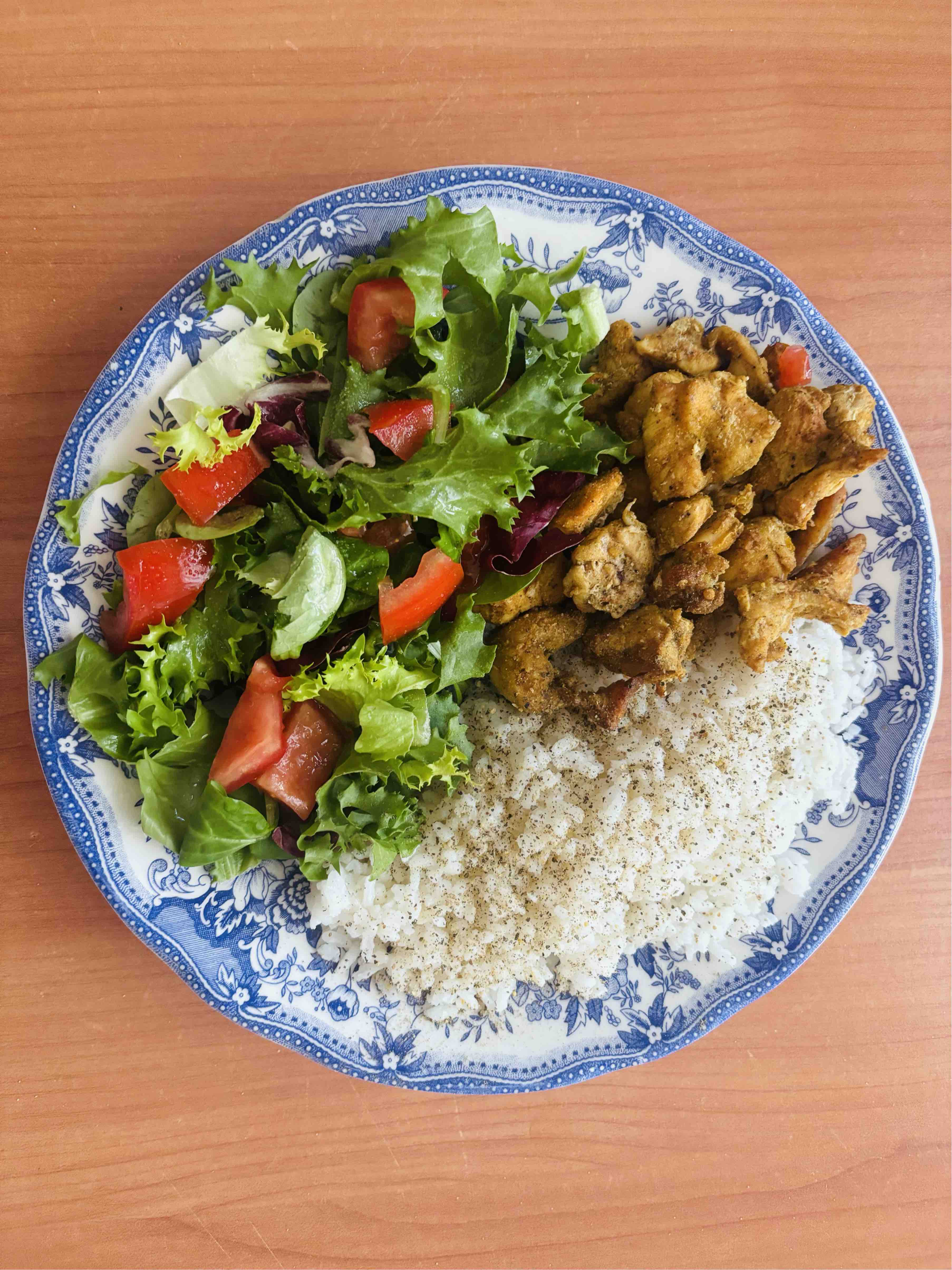 Пилешко с ориз и салата