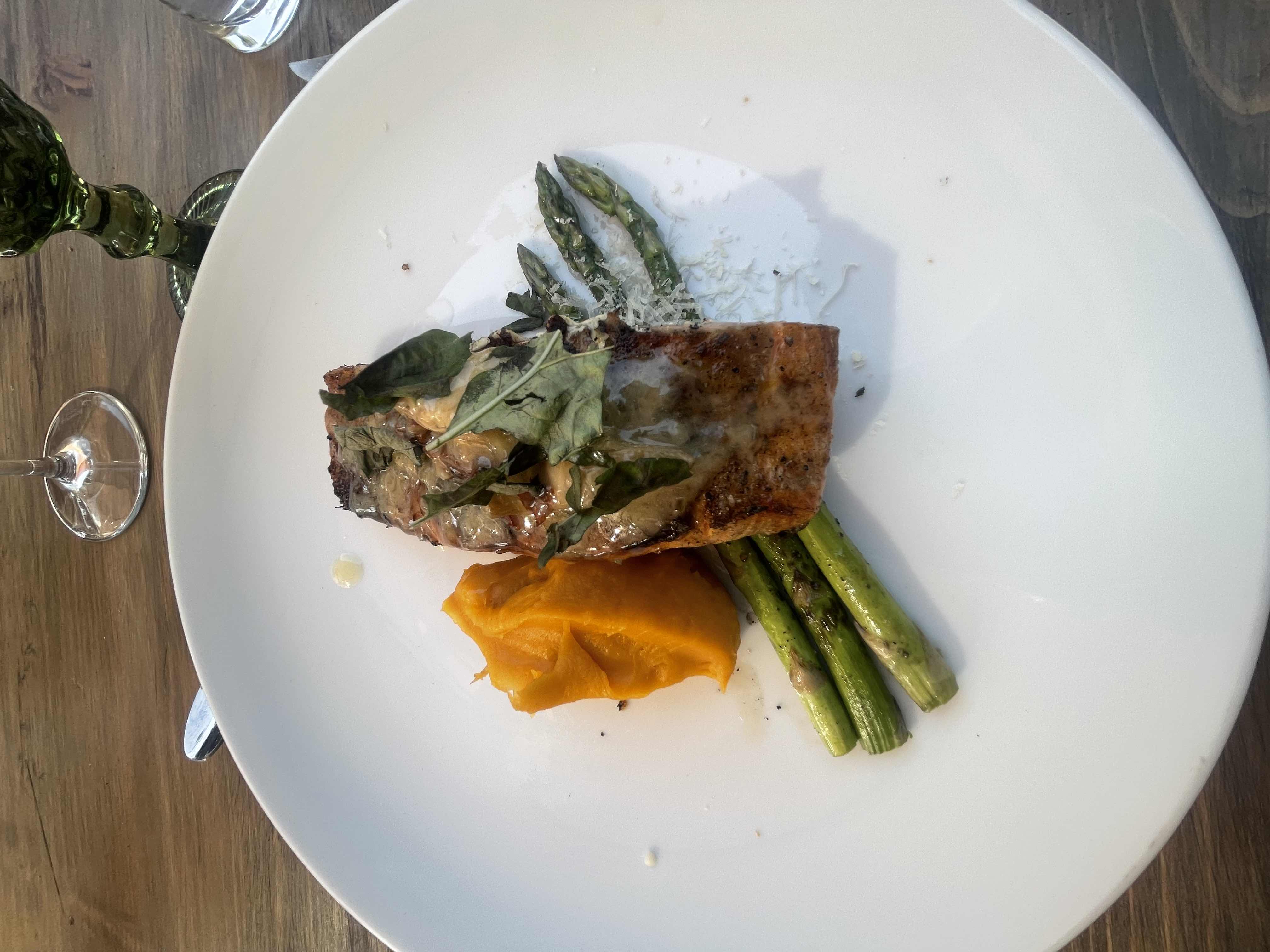 Salmón con puré y espárragos