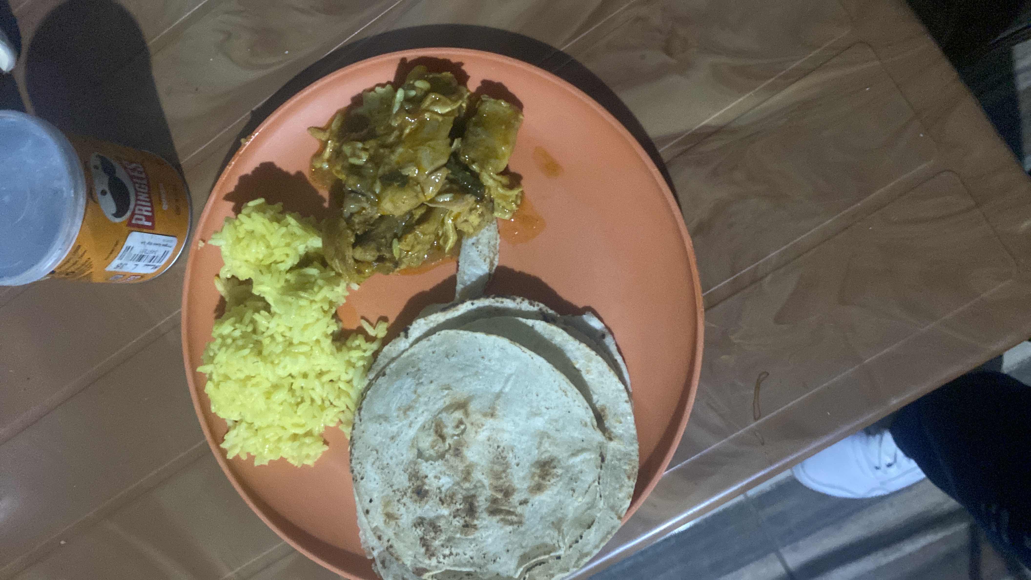 Pollo en salsa con arroz