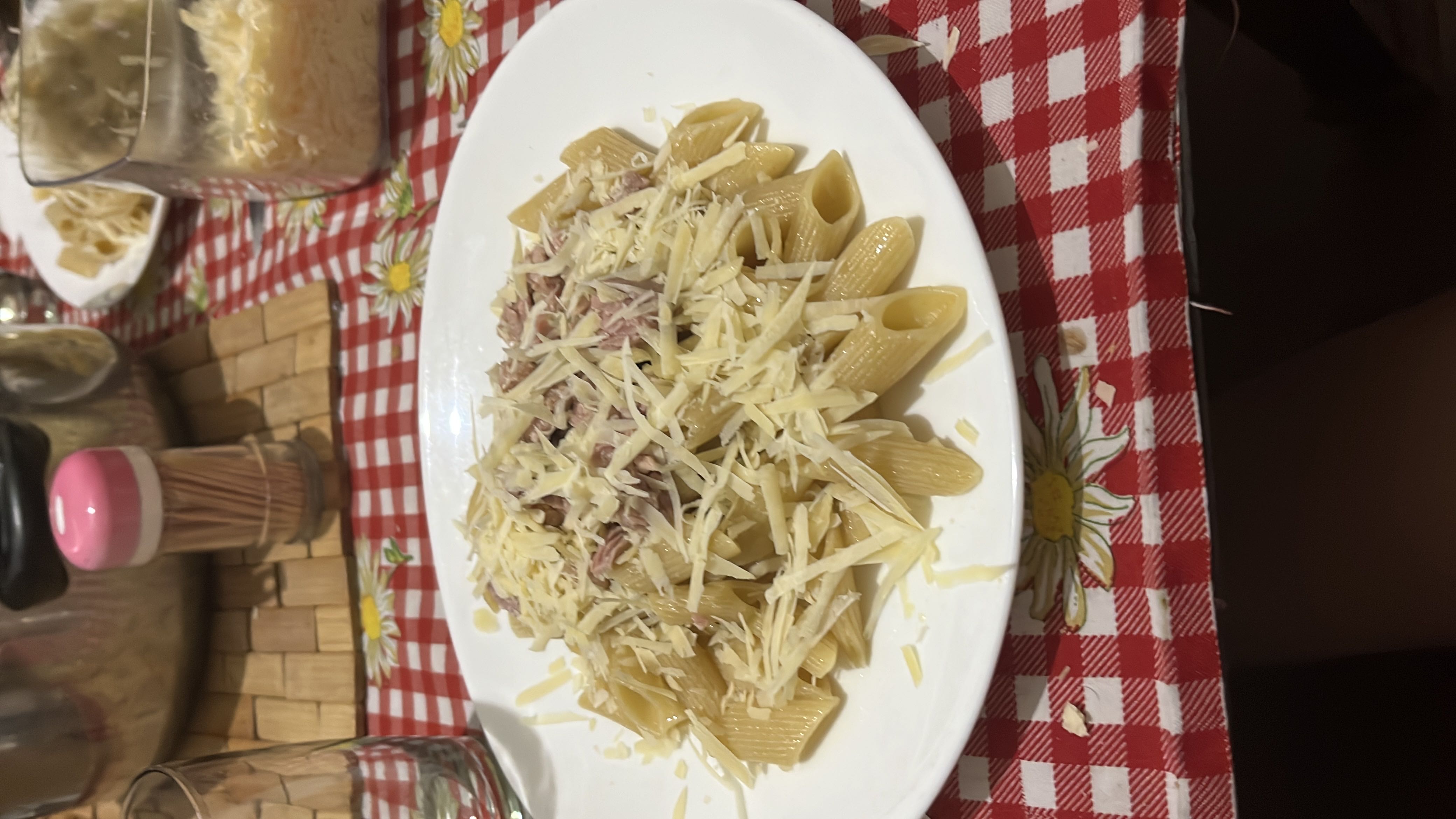 Pasta con atún y queso