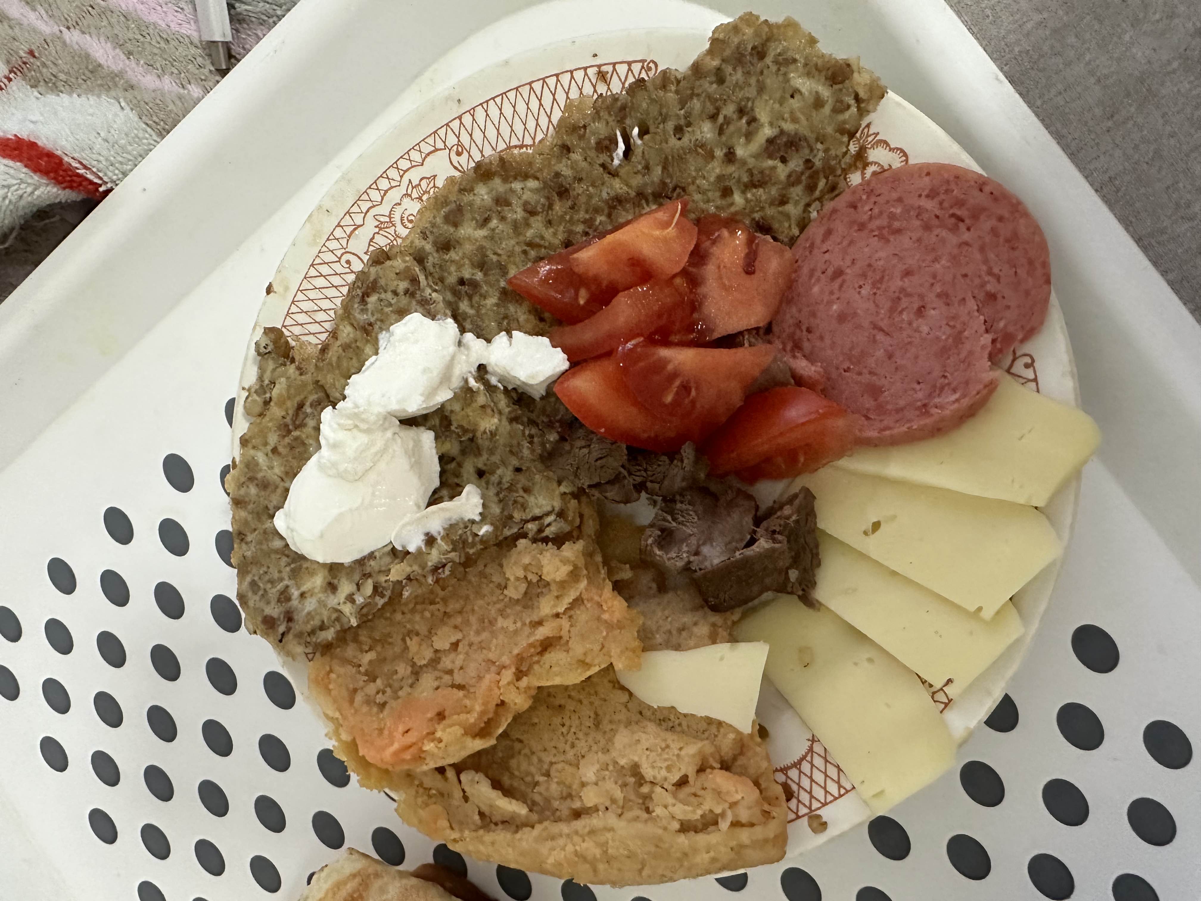 Завтрак с сыром и колбасой