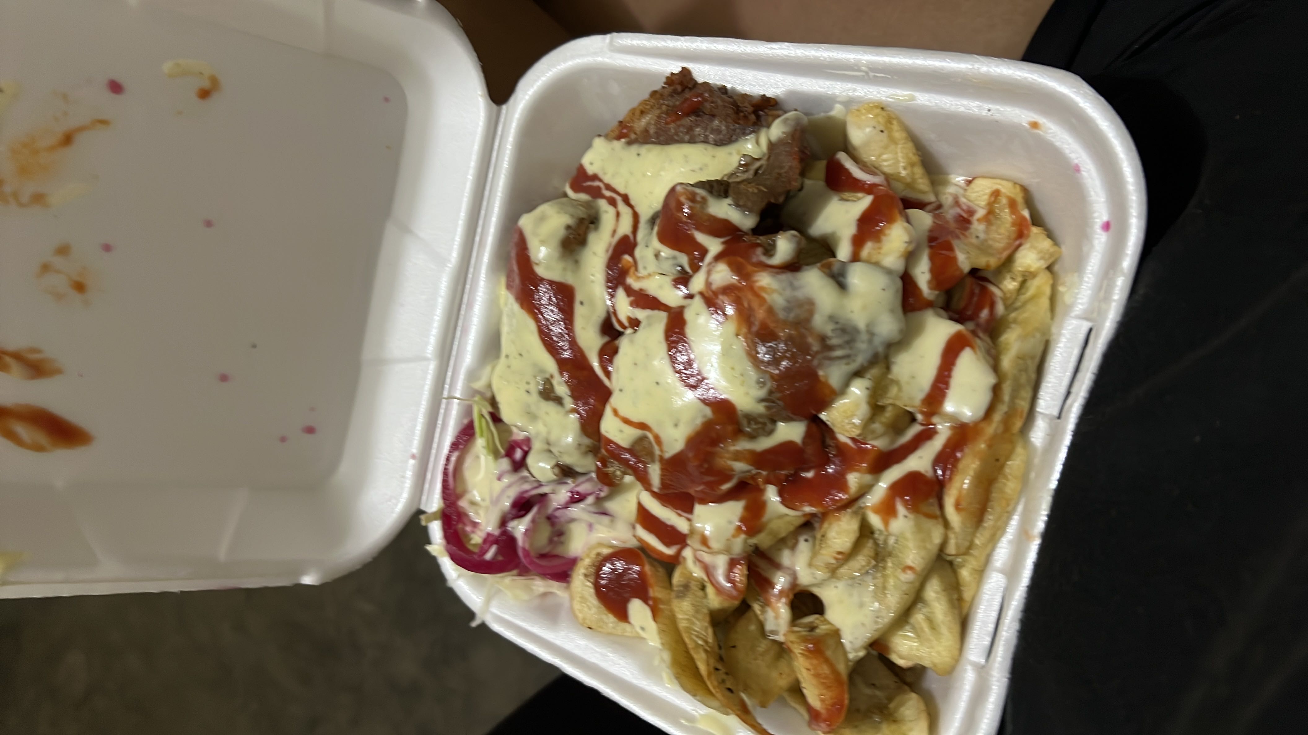 Plato de kebab con papas