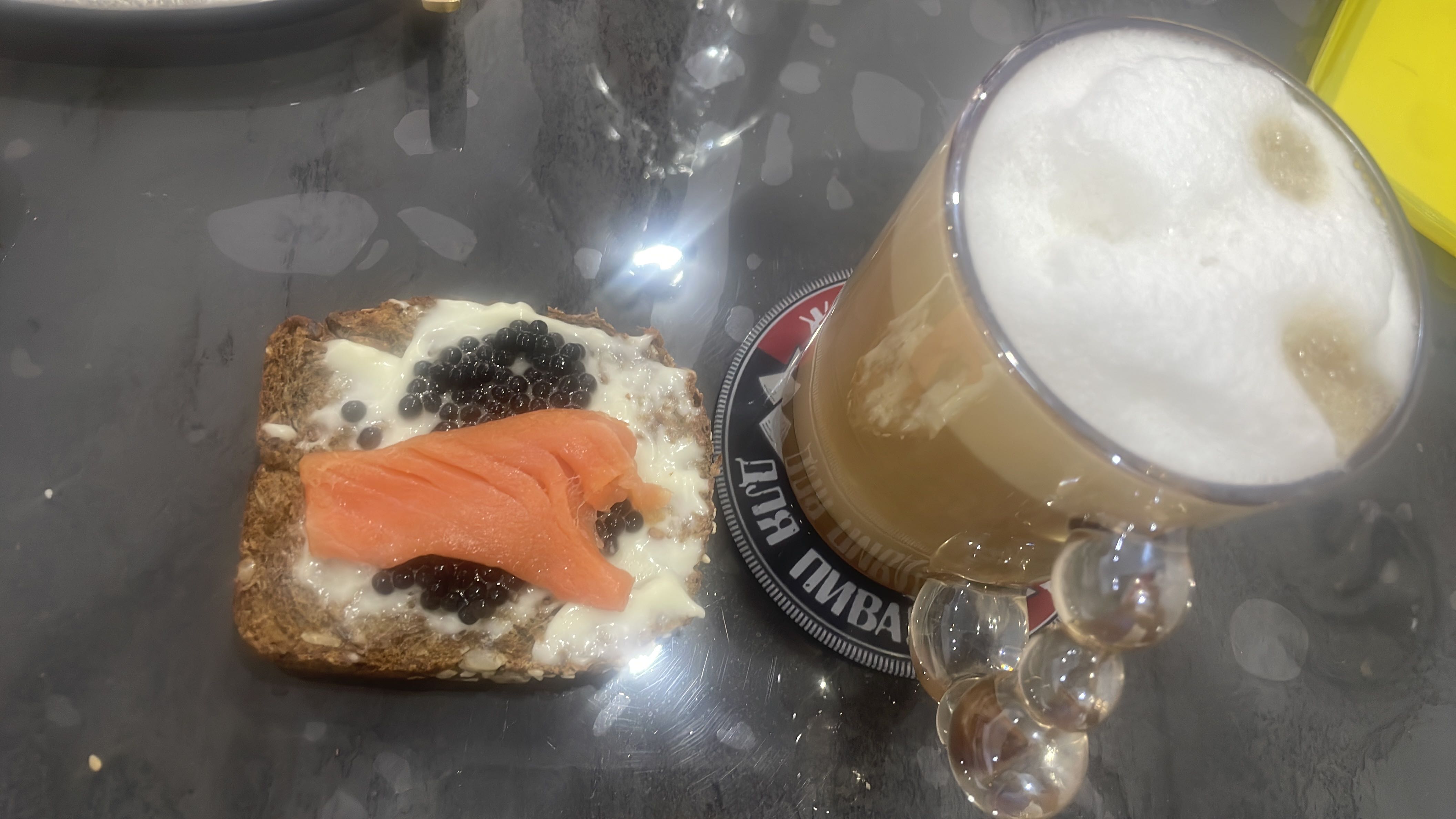 Бутерброд с икрой и лососем