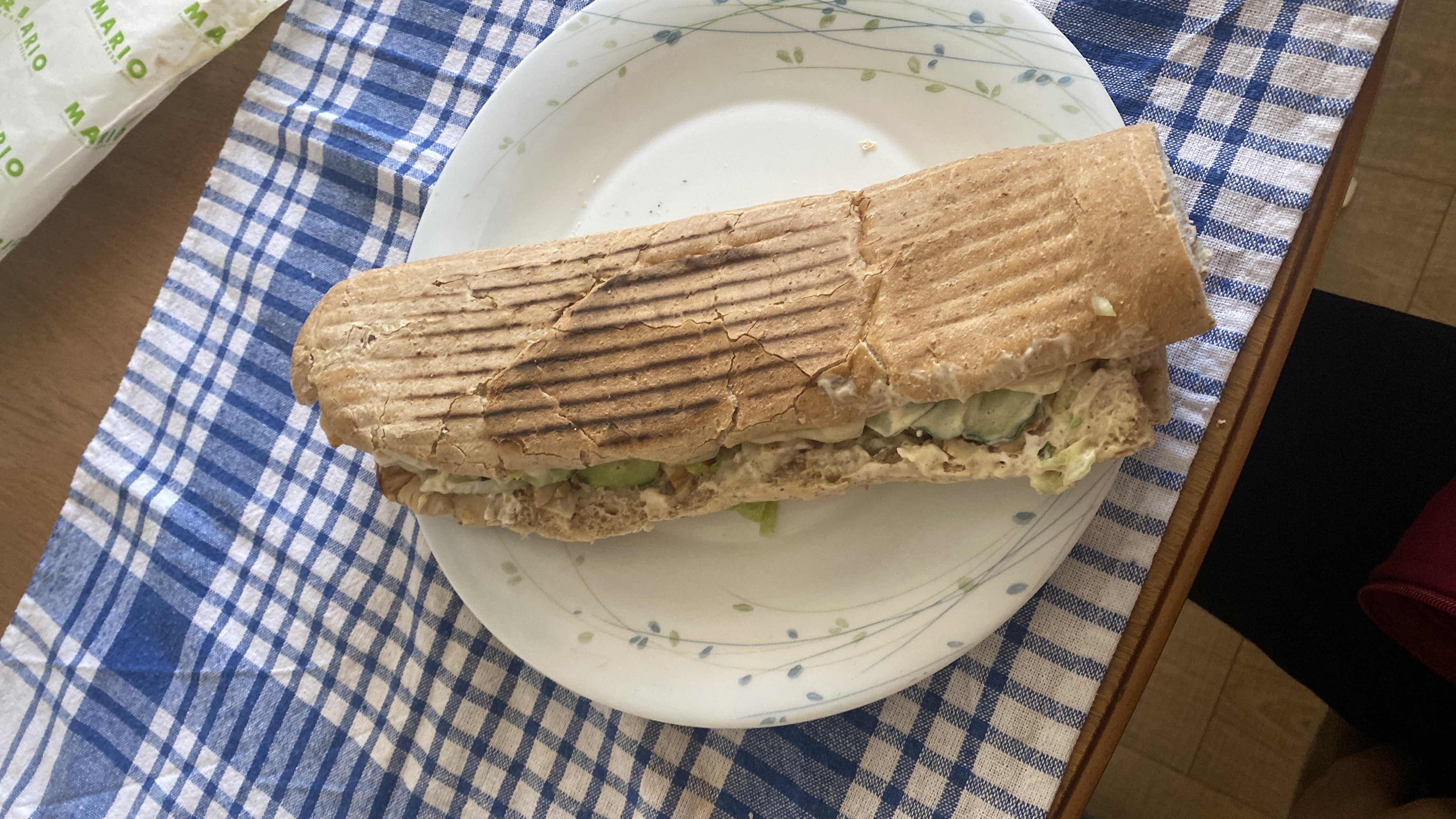 Пълнозърнеста багета с риба