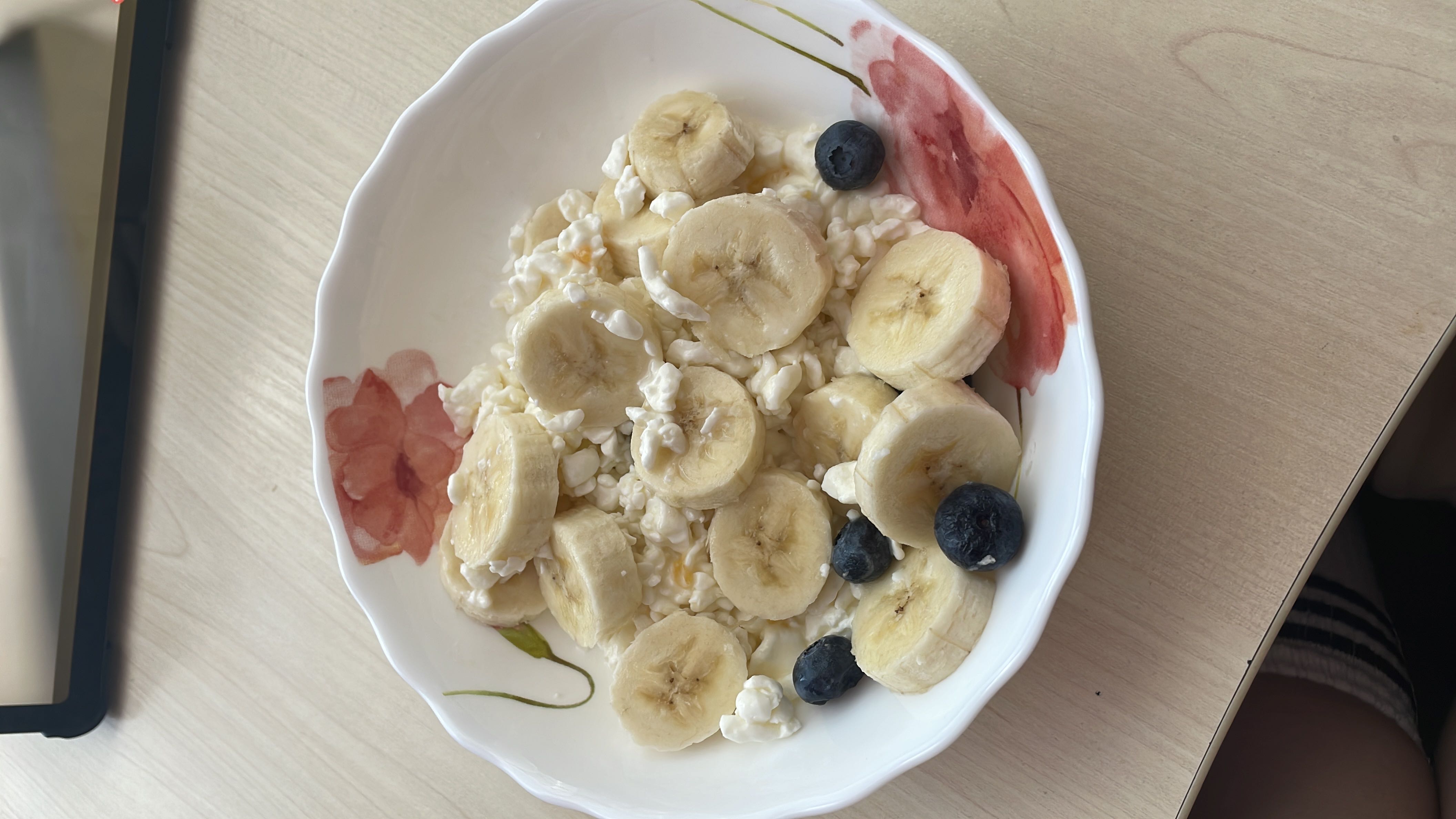 Творог с бананом и черникой