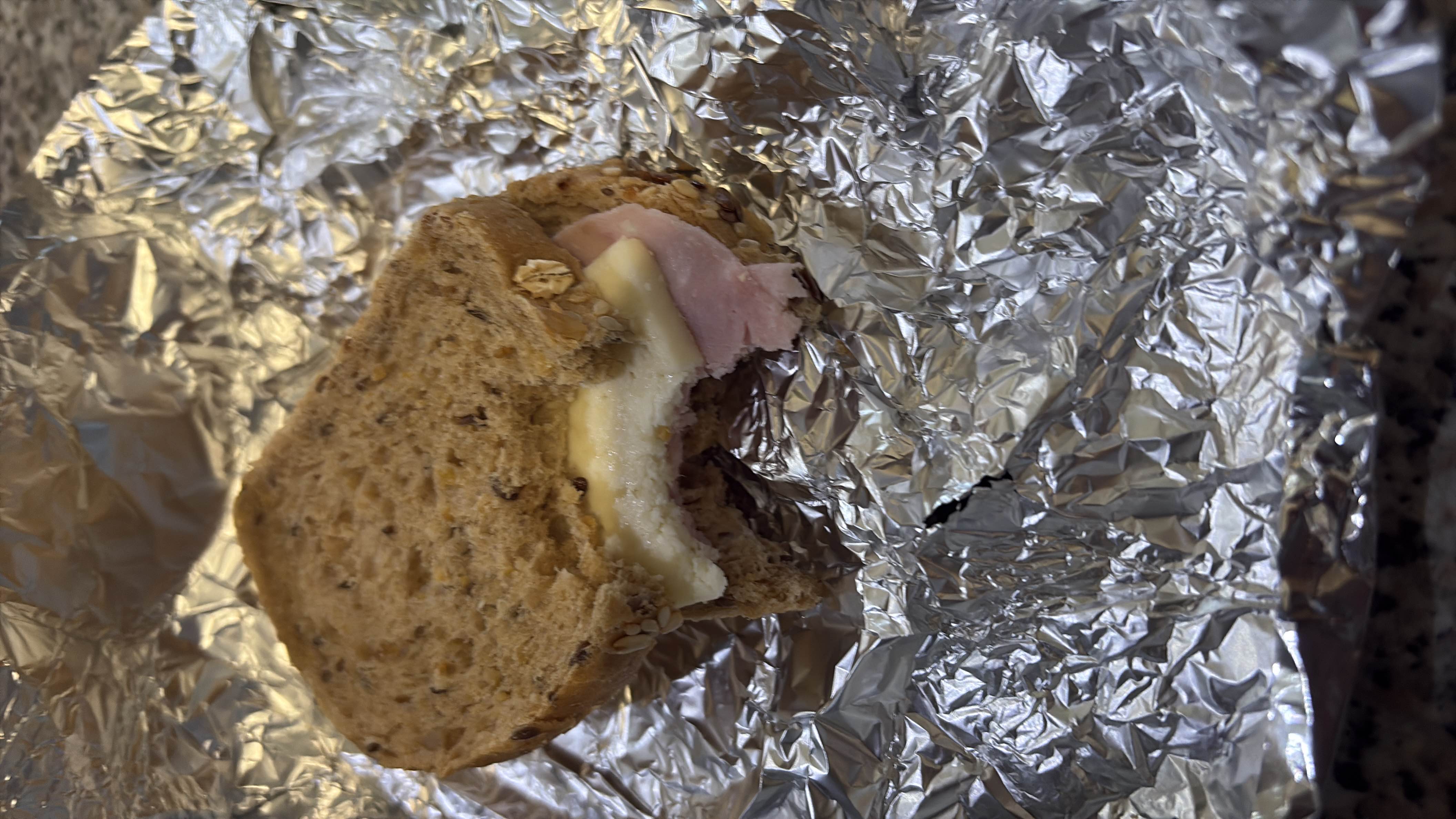 Sendvič sa sirom i šunkom