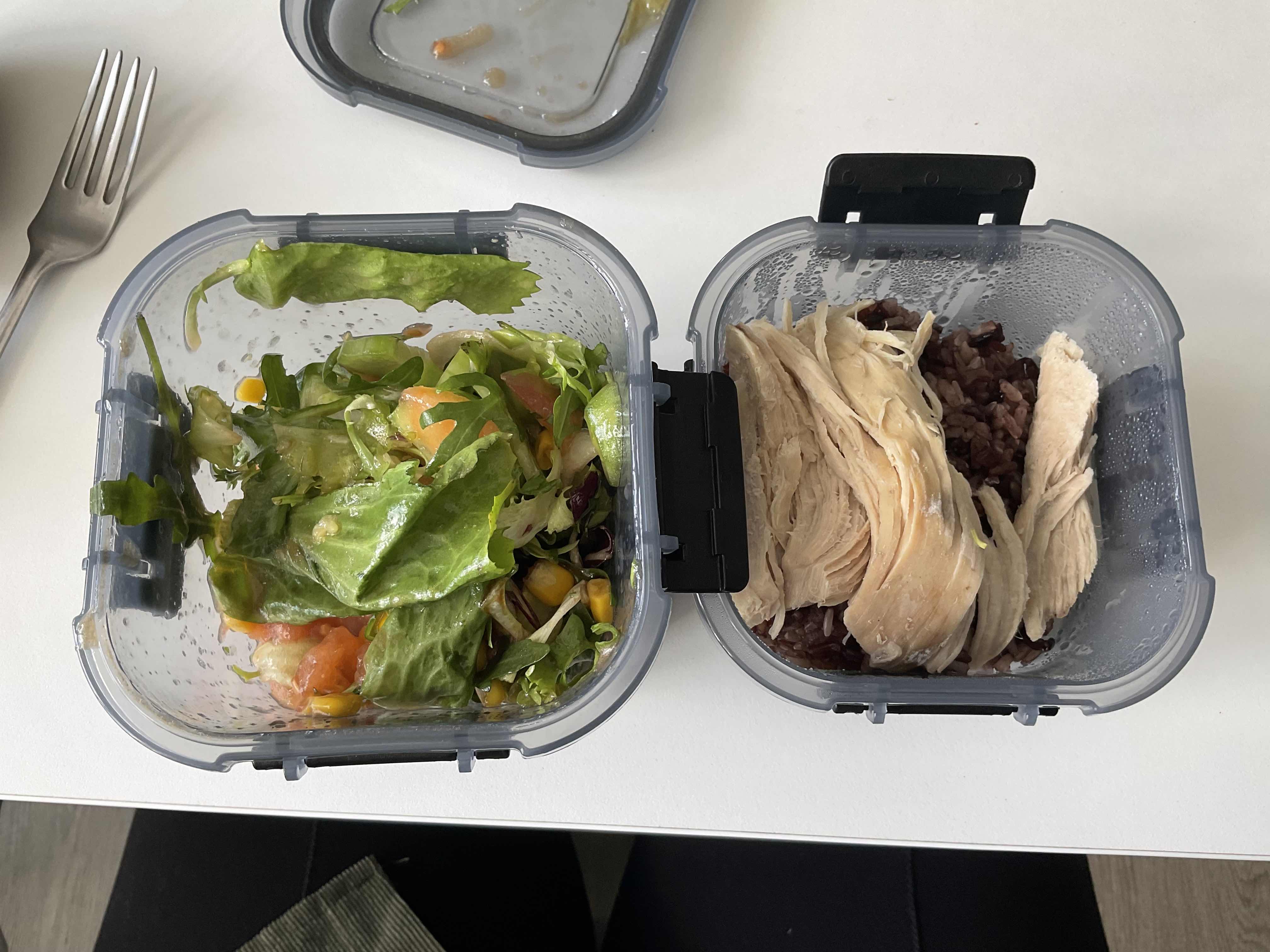 Курка з рисом та салатом