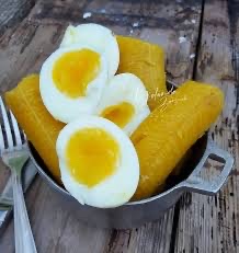 Plátano hervido con huevo