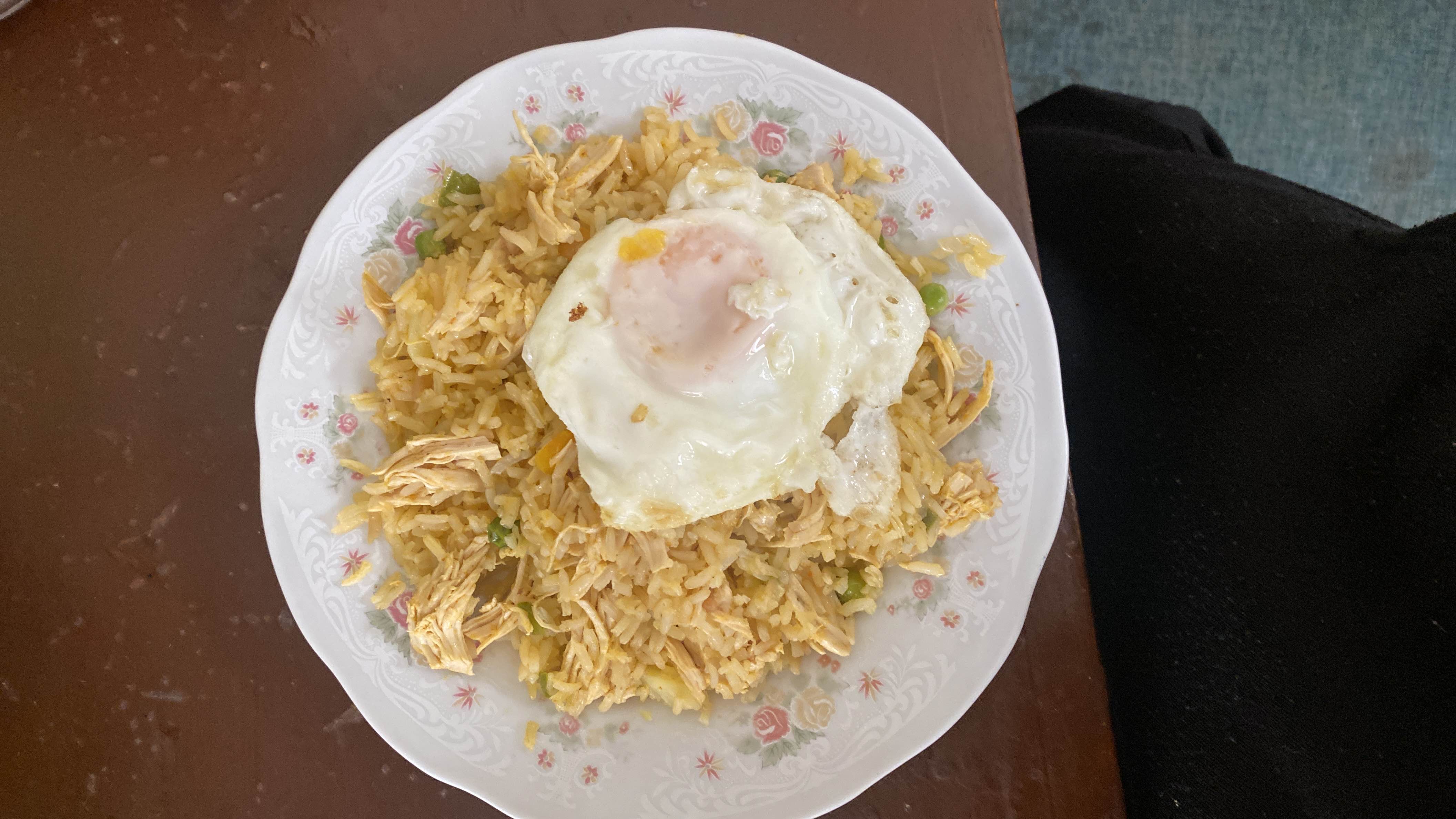 Arroz con pollo y huevo